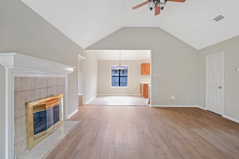 Photo 4 of 25 - 6204 Avanti Dr, Arlington, TX 76001