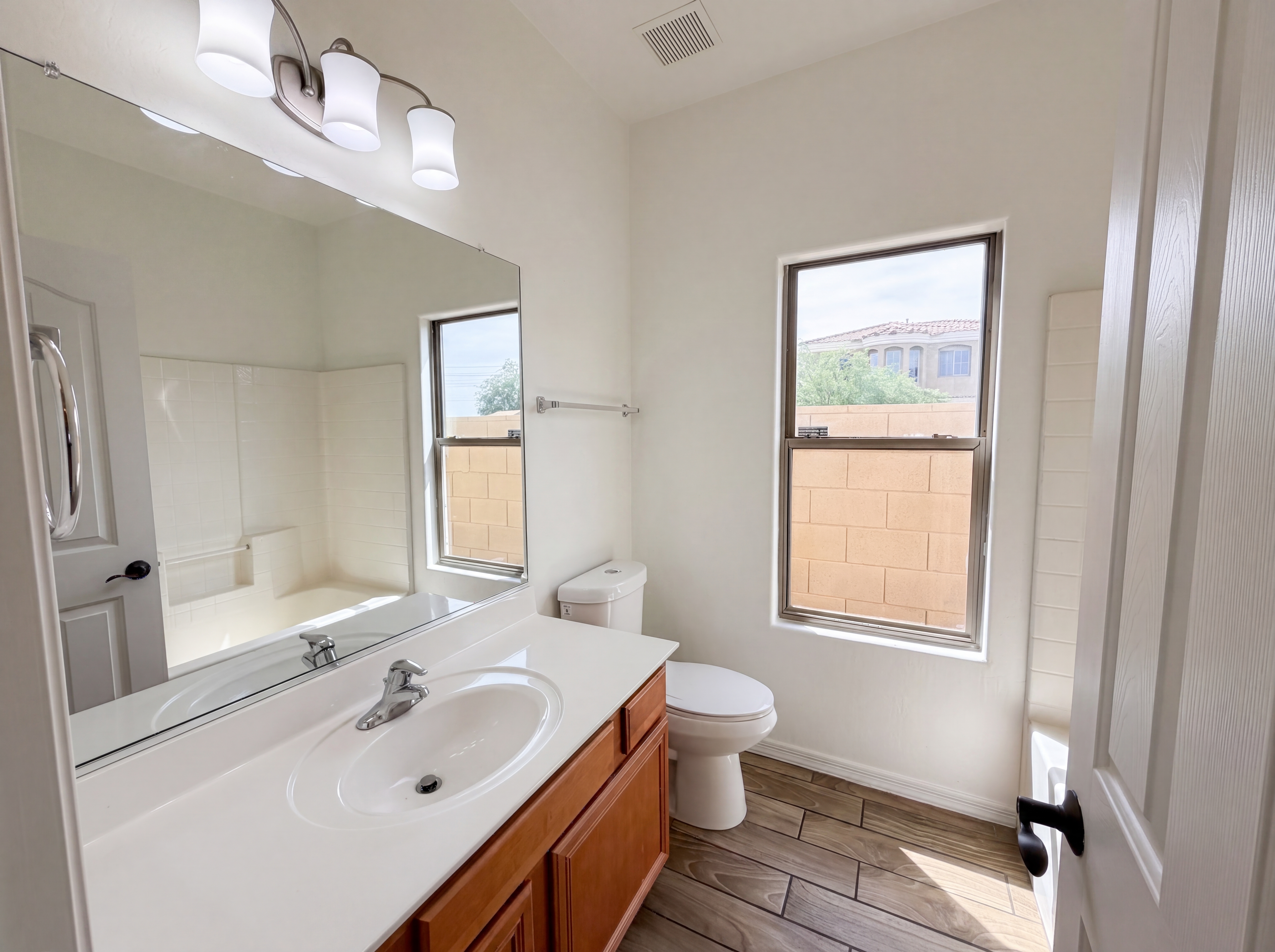 Photo 15 of 22 of 606 W Beautiful Ln, Phoenix, AZ