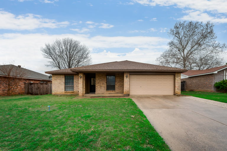 Photo 1 of 33 - 2925 Beachtree Ln, Bedford, TX 76021