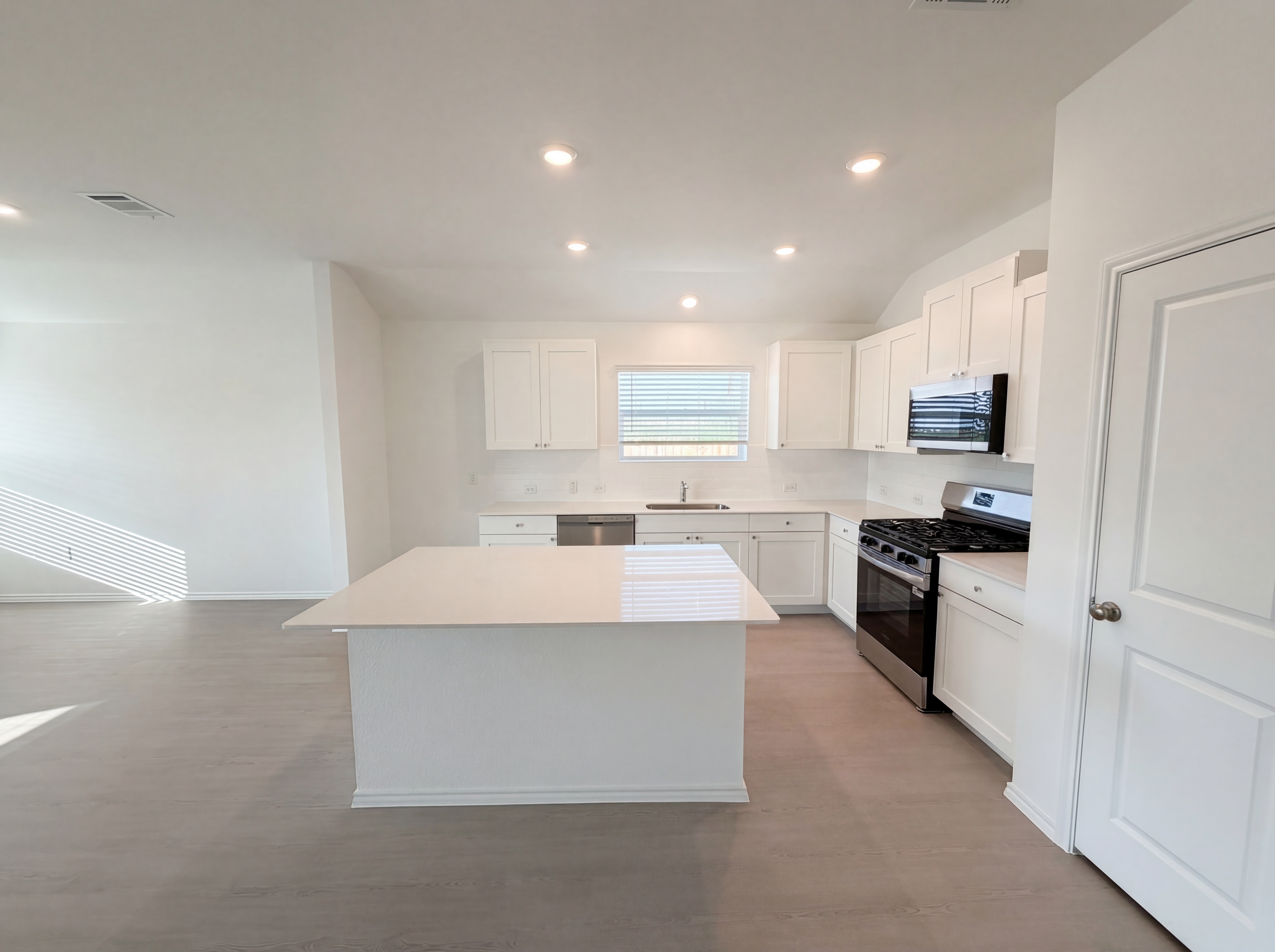 Photo 13 of 21 of 507 Vantage Dr, Hutto, TX