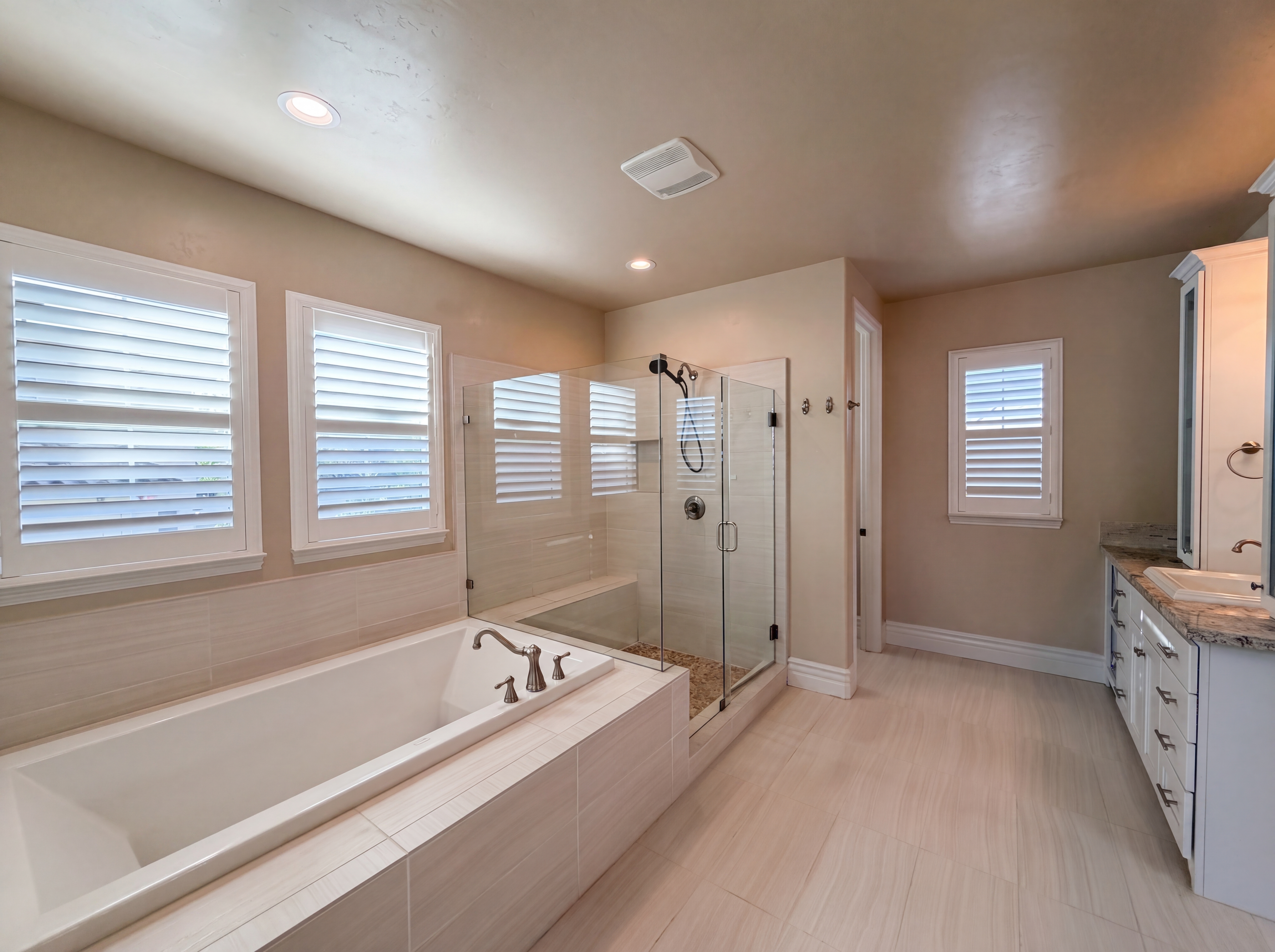 Photo 23 of 36 of 5601 Lakepointe Dr, Rocklin, CA