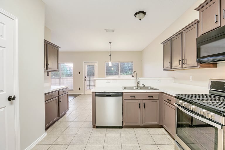 Photo 3 of 26 - 5716 Wimbledon Cir, Haltom City, TX 76137