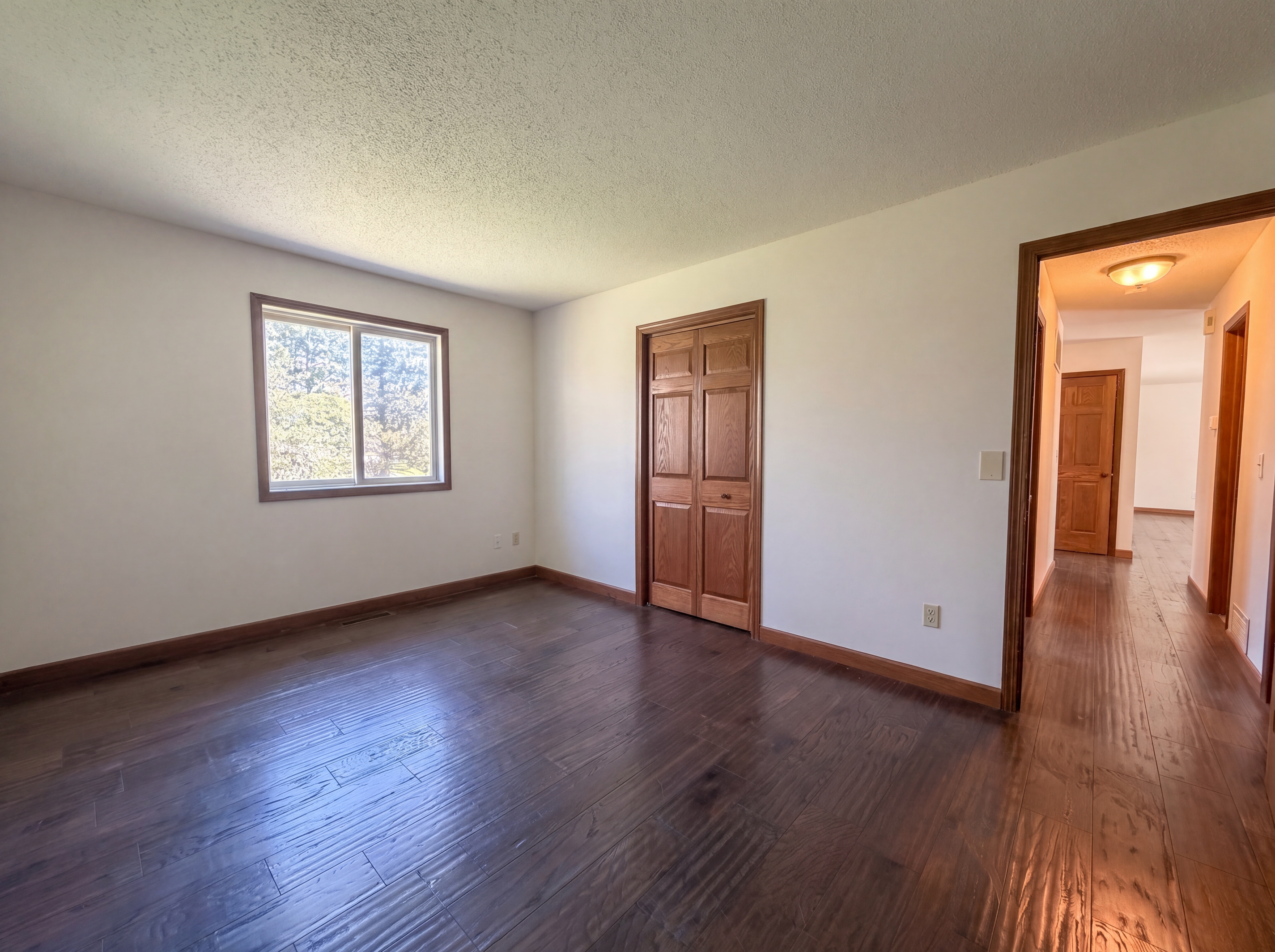 Photo 13 of 18 of 18817 Kenwood Trl, Lakeville, MN