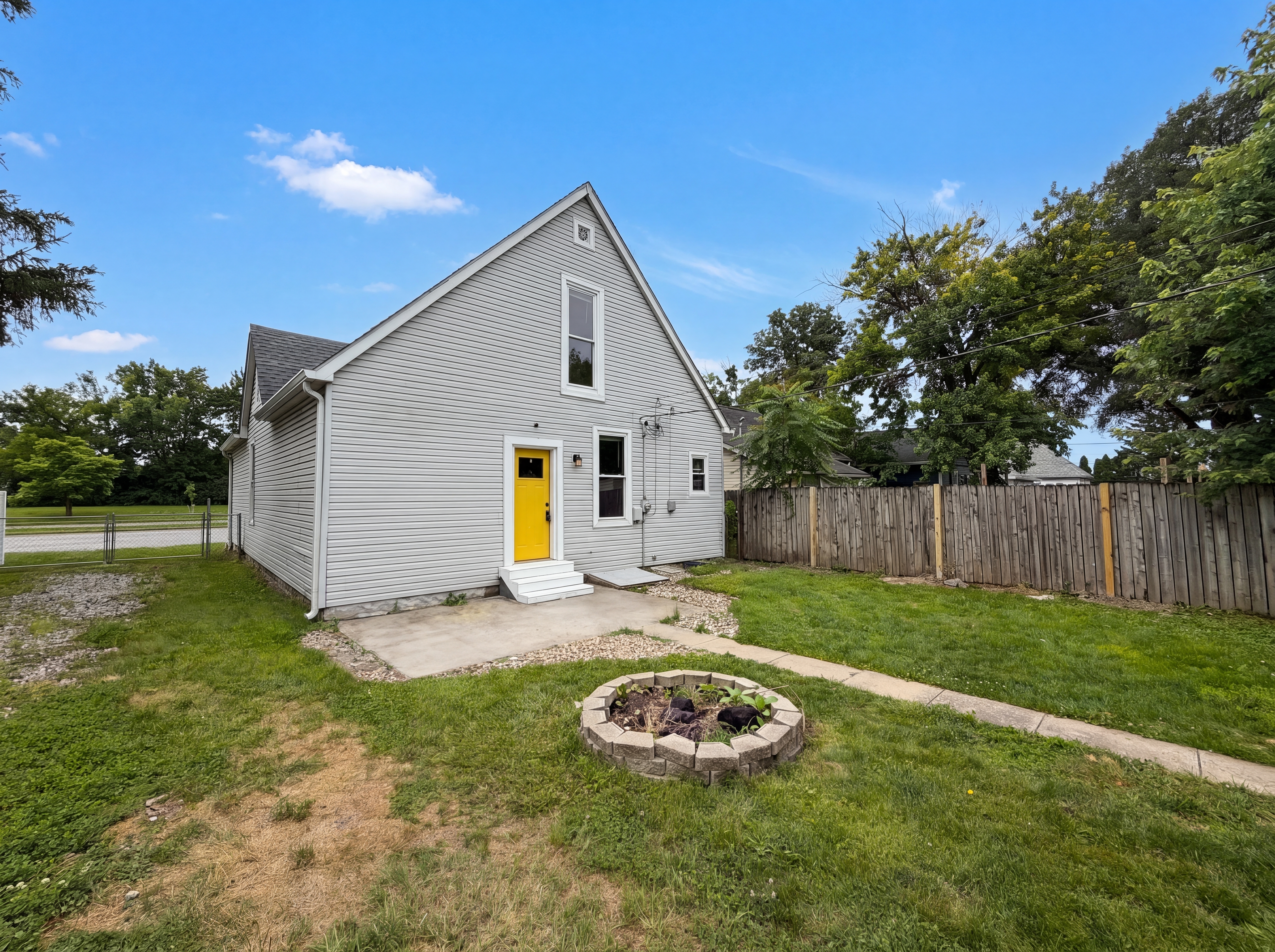 Photo 5 of 25 of 1510 E Raymond St, Indianapolis, IN