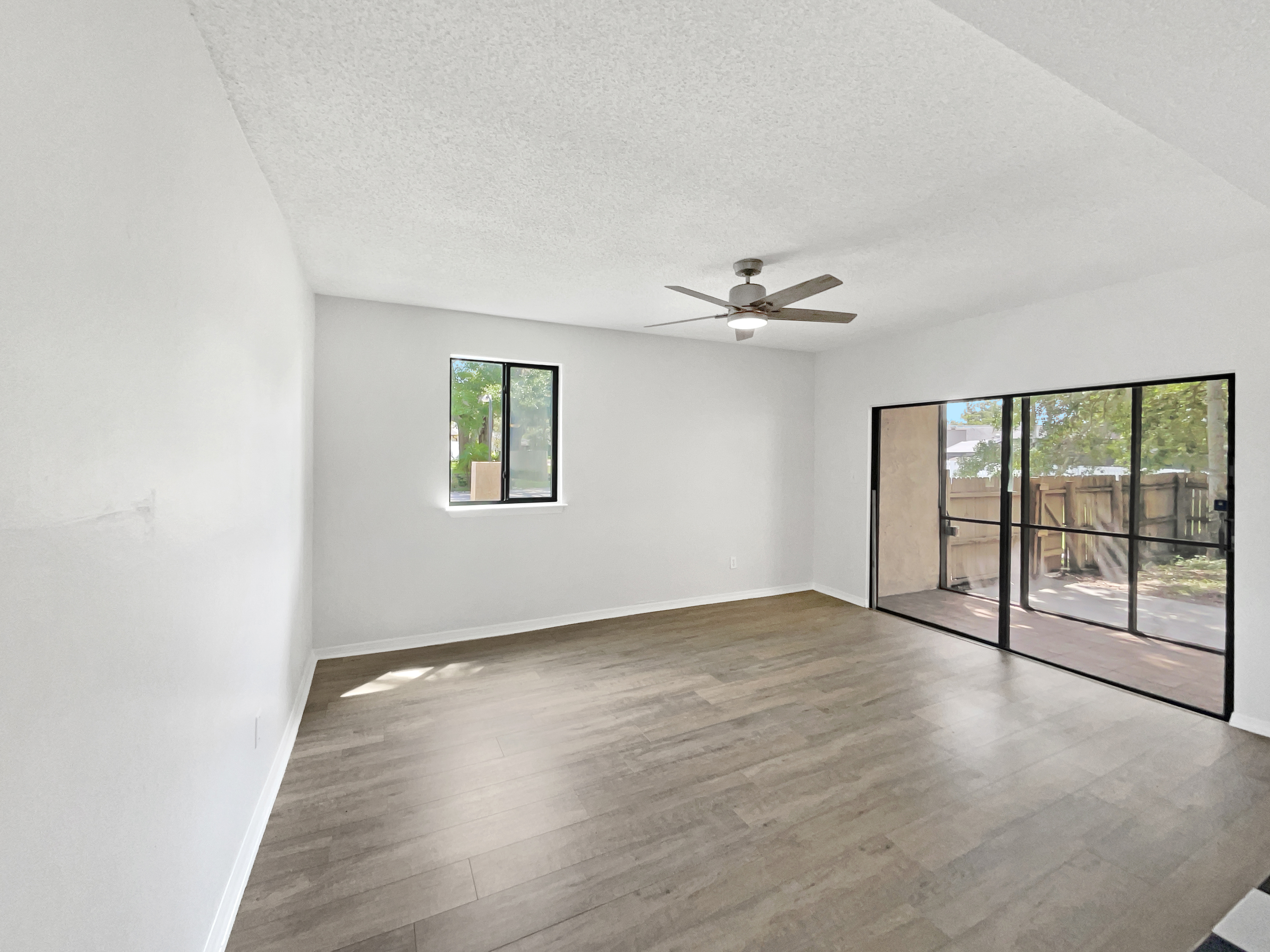 Photo 3 of 24 of 1404 Oak Pl, Apopka, FL