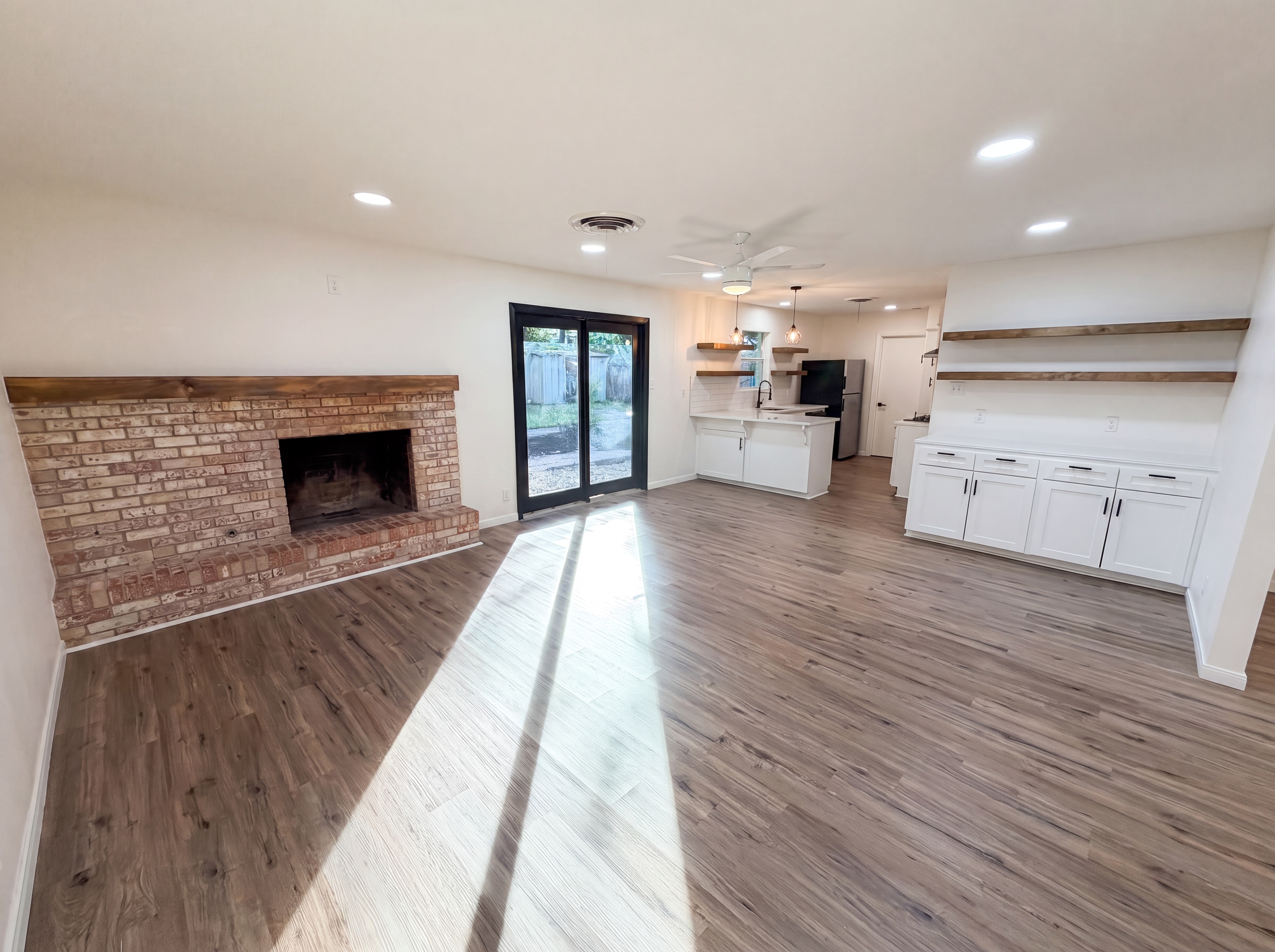 Photo 3 of 17 of 2609 Loyola Ln, Austin, TX