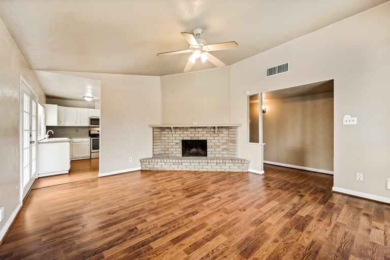 Photo 3 of 27 - 4100 Shagbark St, Fort Worth, TX 76137