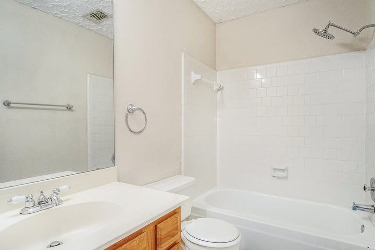 Photo 16 of 17 - 319 Richvale Ln, Webster, TX 77598