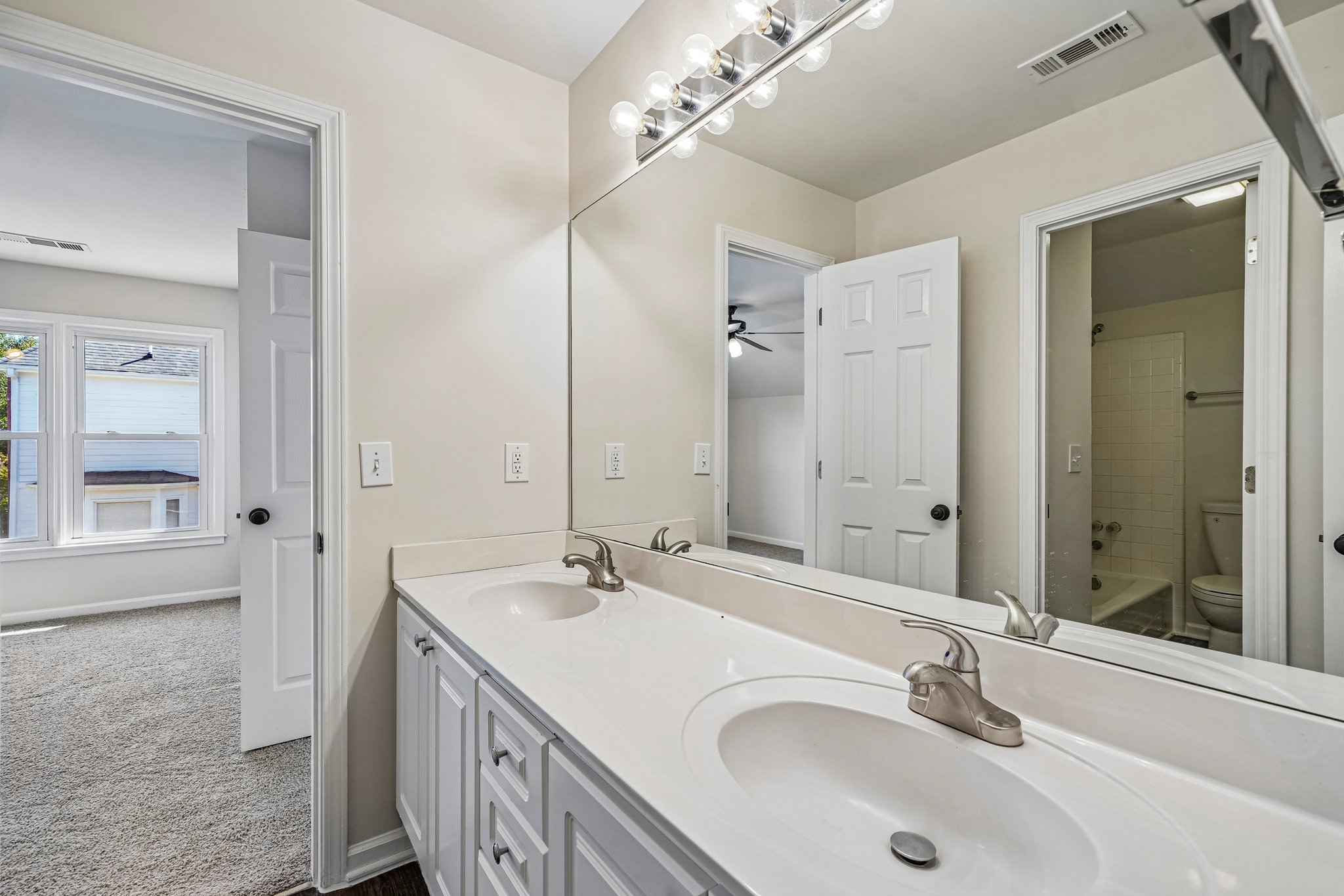 Photo 23 of 37 of 5156 Broadgreen Dr, Peachtree Corners, GA