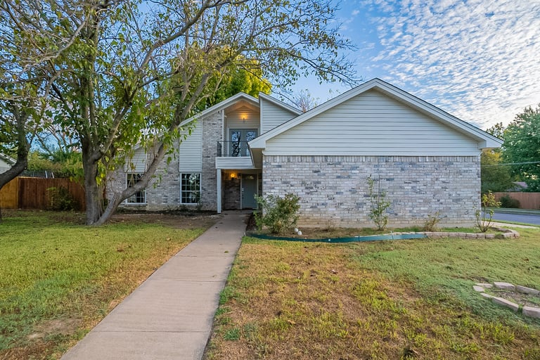 Photo 1 of 21 - 700 NW Barbara Ln, Burleson, TX 76028