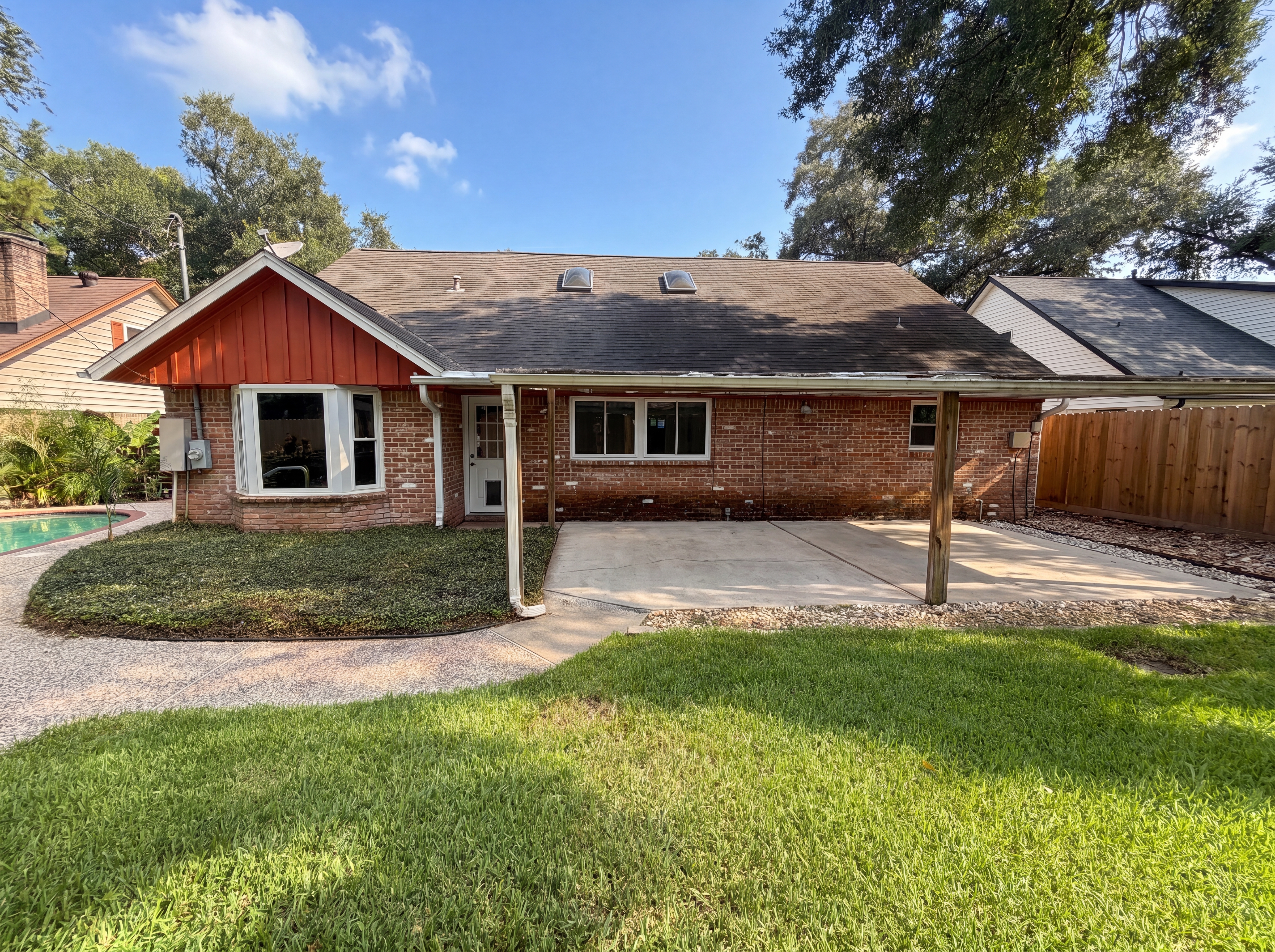 Photo 5 of 23 of 5116 E Bayou Dr, Dickinson, TX