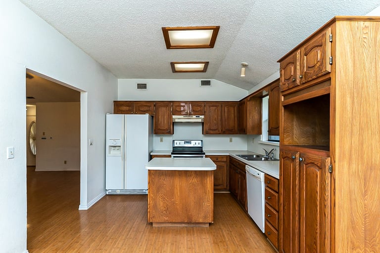 Photo 4 of 20 - 8204 Mark Ln, Watauga, TX 76148