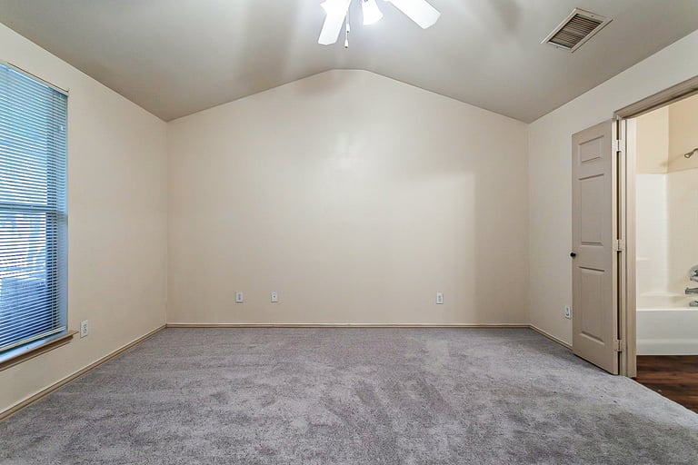 Photo 12 of 21 - 6321 Benavides Dr, Dallas, TX 75217