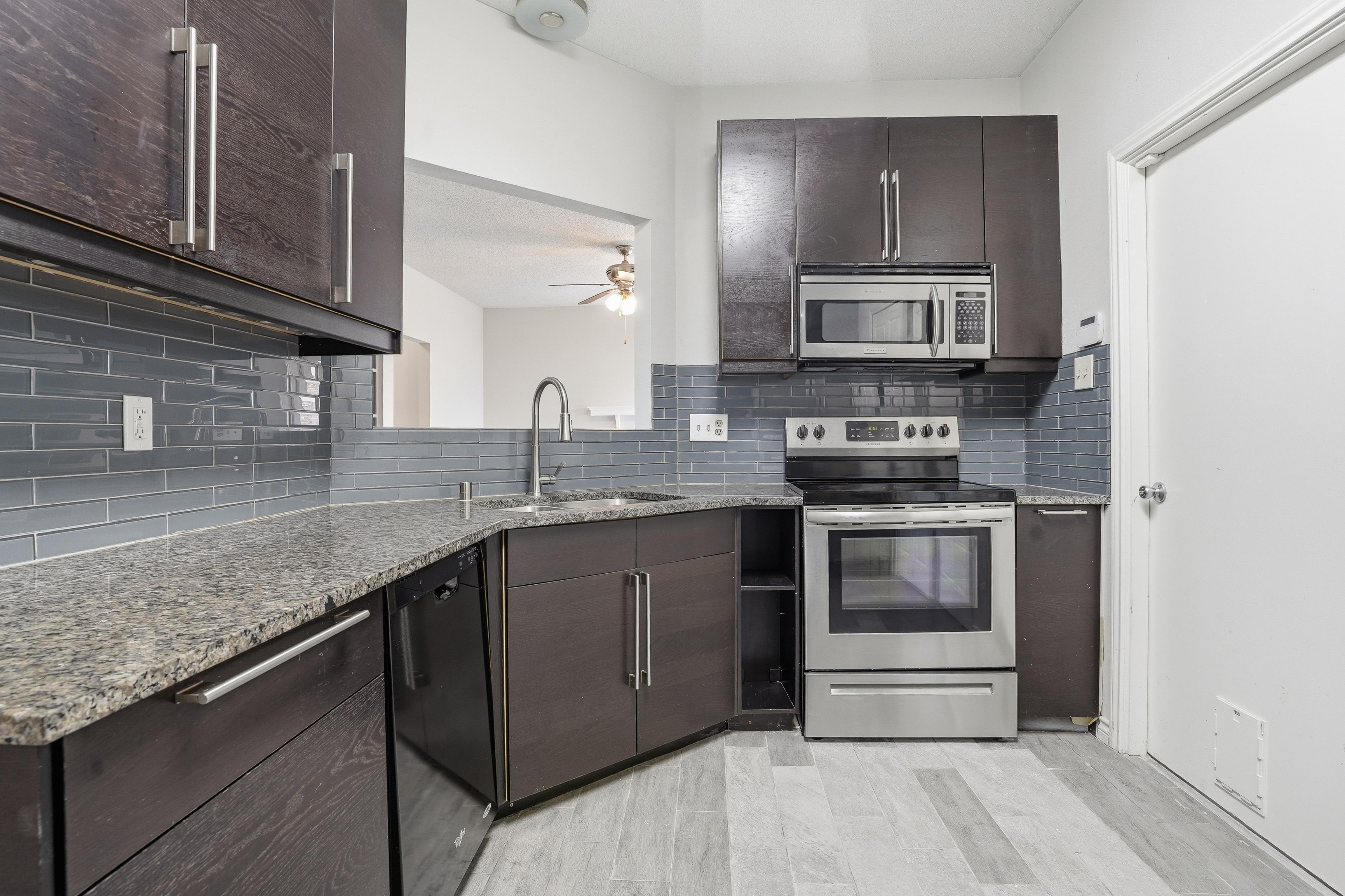 Photo 2 of 31 of 2142 Falcon Ridge Dr, Carrollton, TX