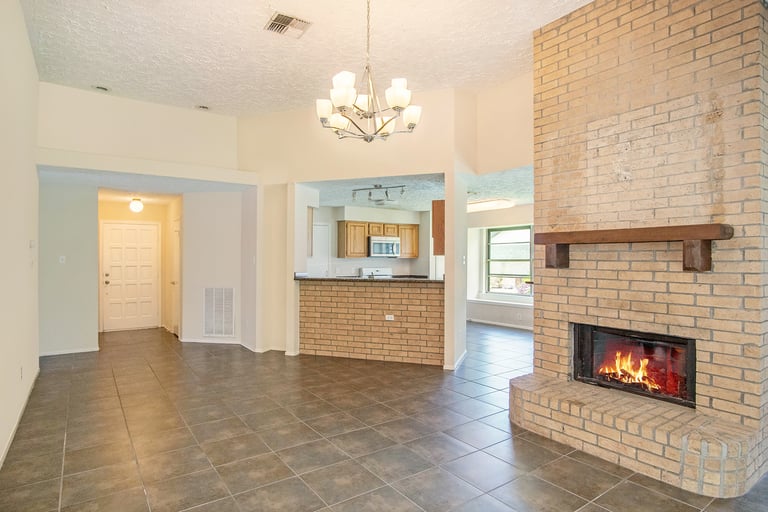Photo 3 of 17 - 319 Richvale Ln, Webster, TX 77598
