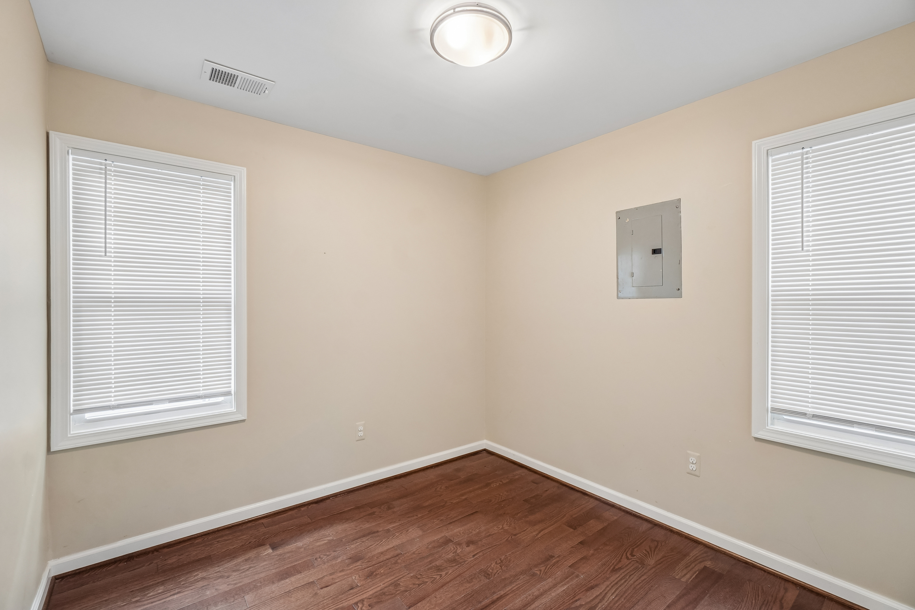 Photo 25 of 38 of 20919 Hollywood St, Harper Woods, MI