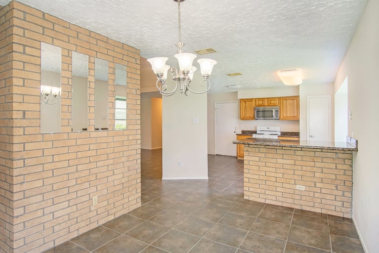 Photo 10 of 17 - 319 Richvale Ln, Webster, TX 77598
