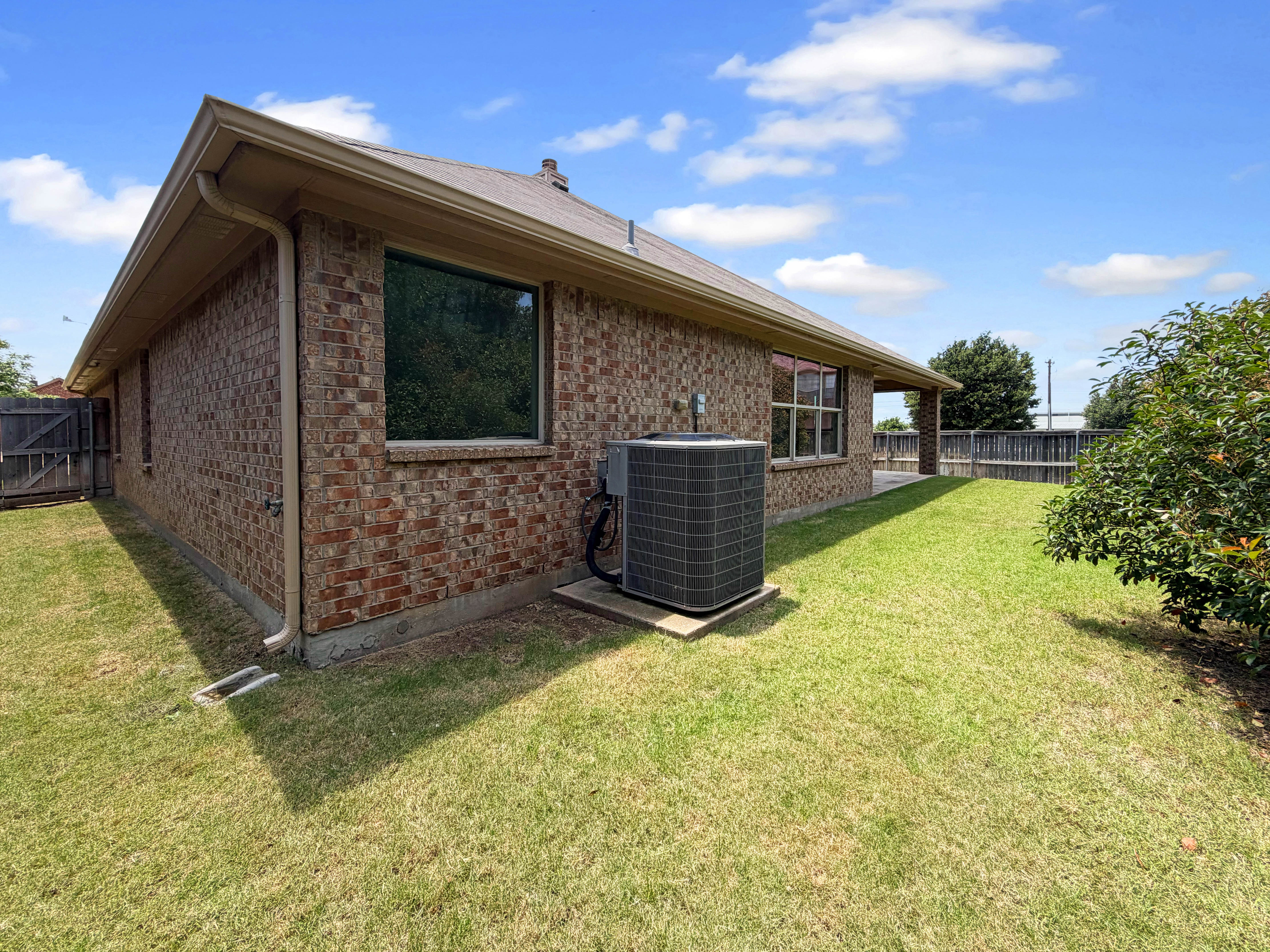Photo 20 of 21 of 10036 Red Bluff Ln, Fort Worth, TX