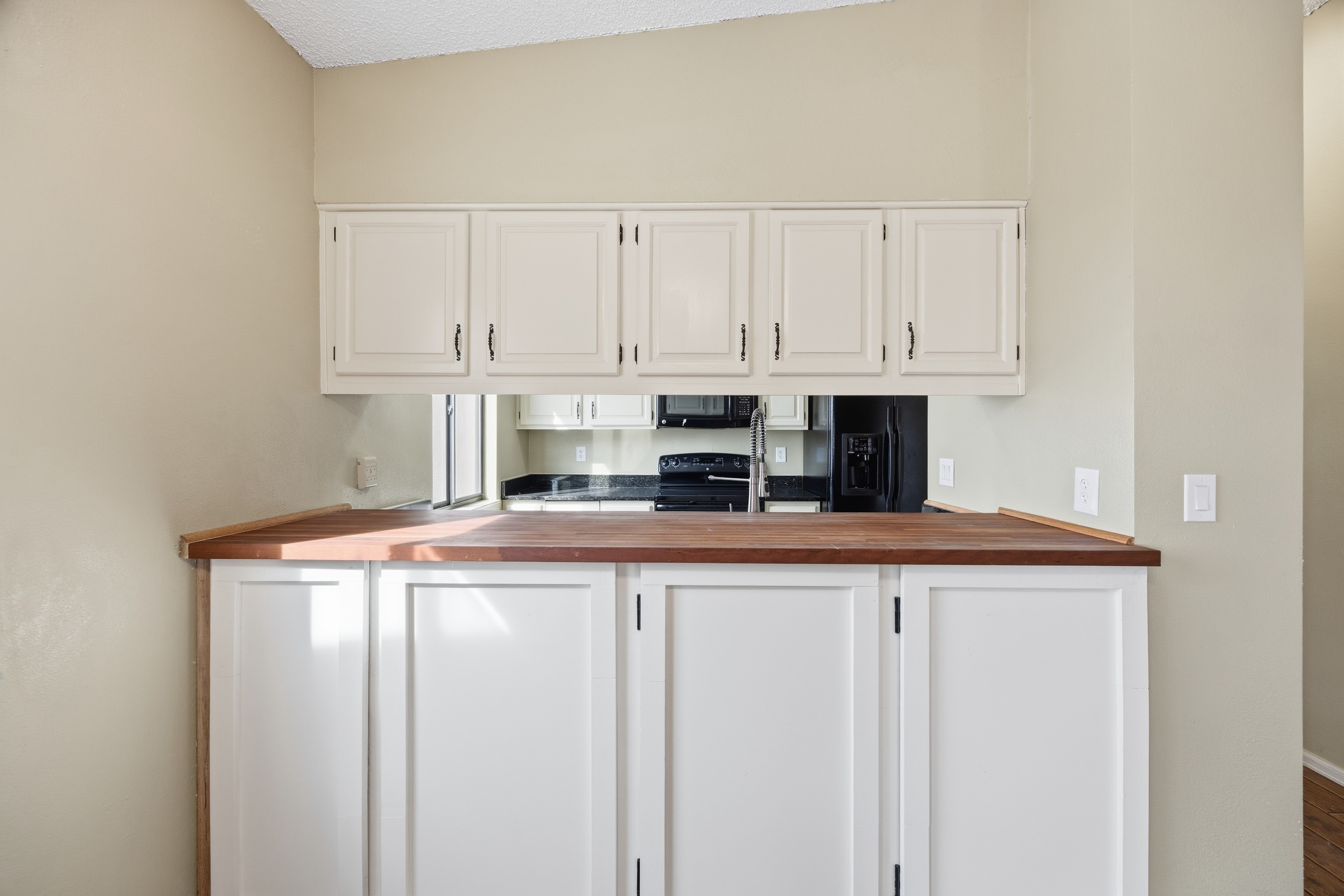 Photo 12 of 32 of 930 Fontmore Rd, Colorado Springs, CO