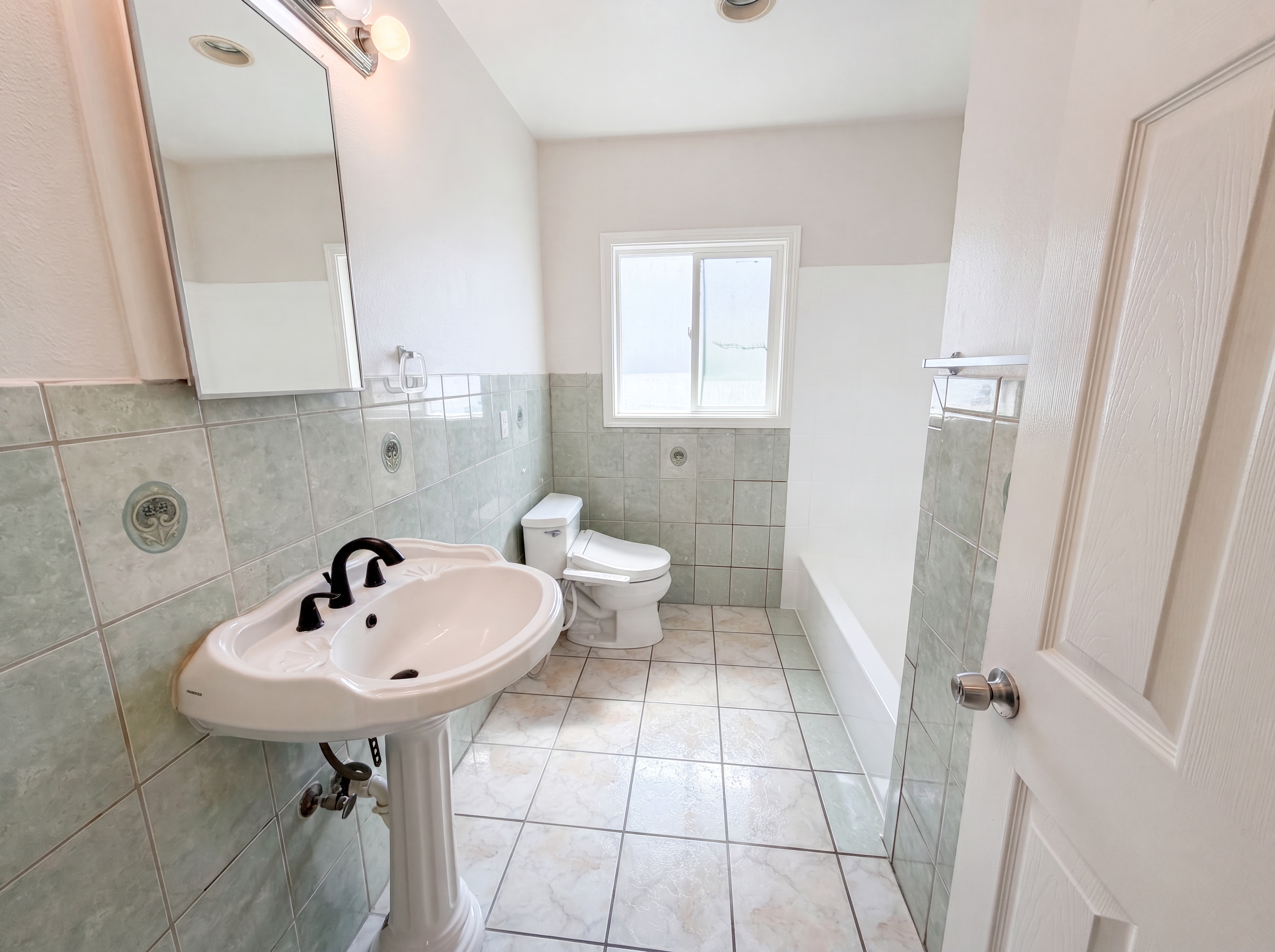 Photo 11 of 17 of 322 E Mariposa Dr, Rialto, CA