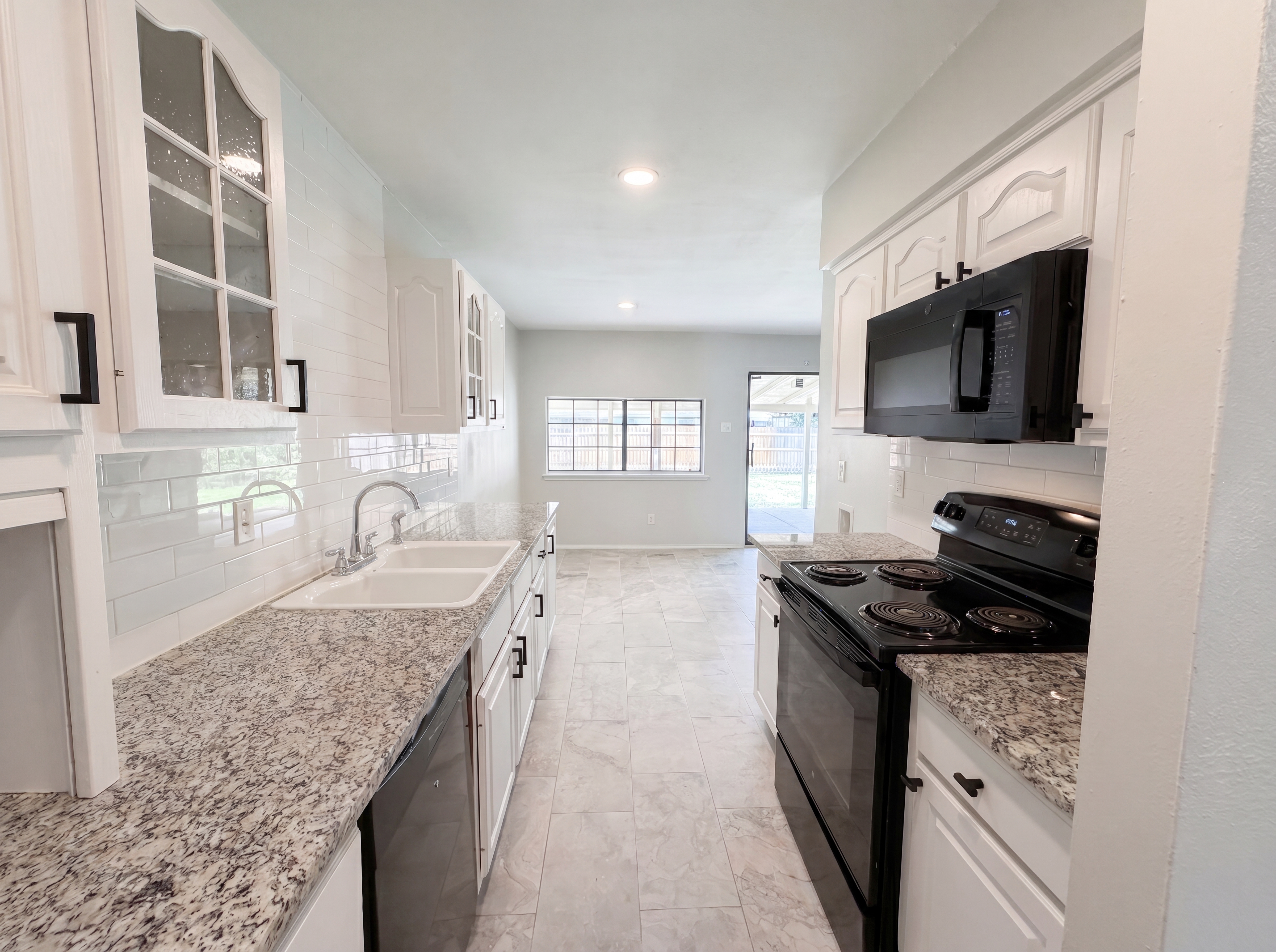 Photo 2 of 29 of 1102 Hillwood Dr, Lewisville, TX