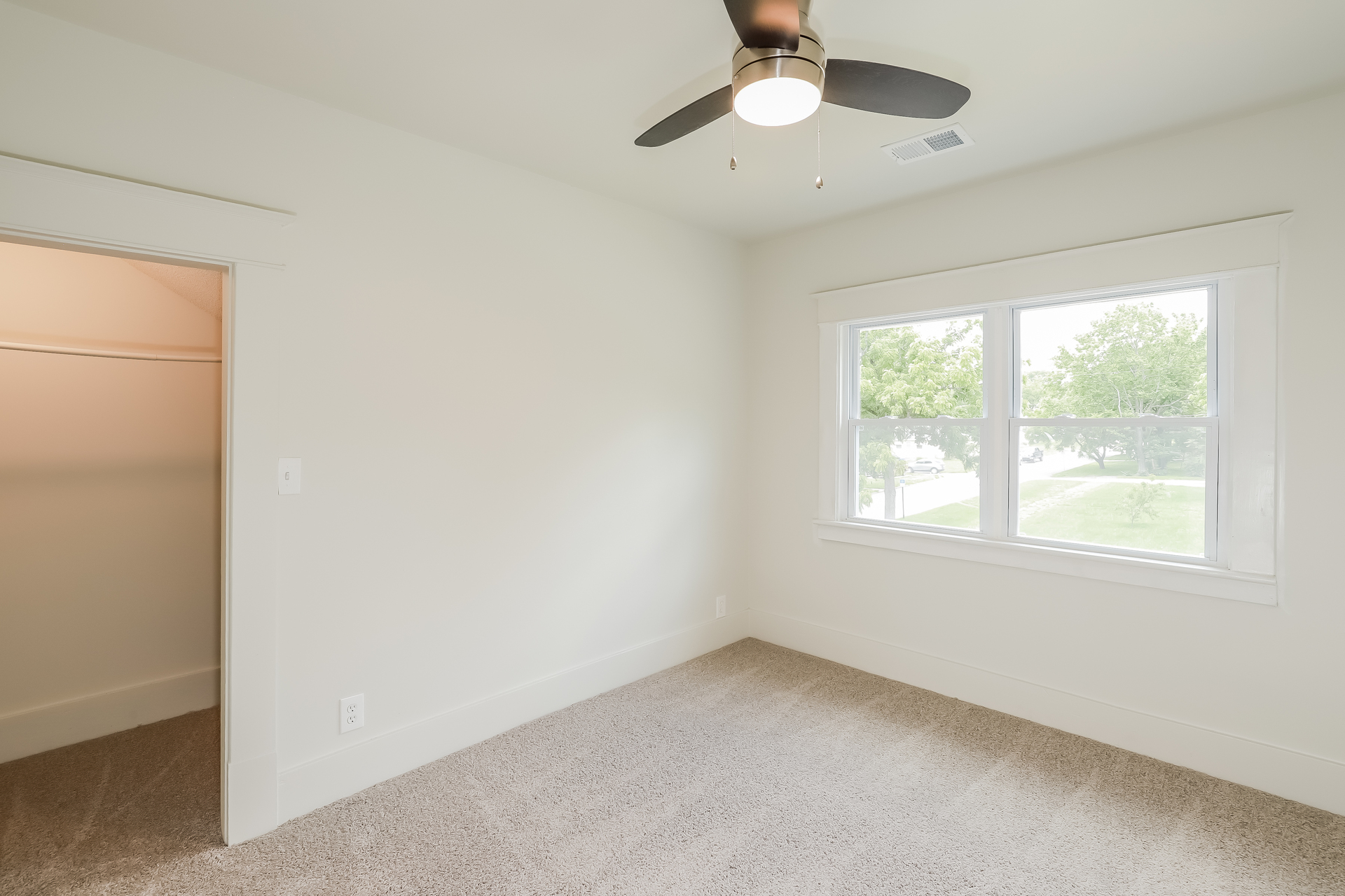 Photo 4 of 21 of 701 E Peoria St, Paola, KS