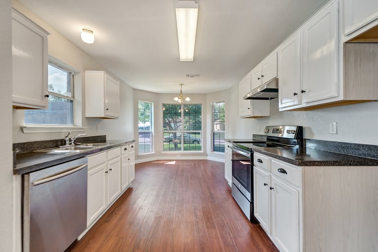 Photo 2 of 22 - 3212 Dove Valley Ln, Mansfield, TX 76063