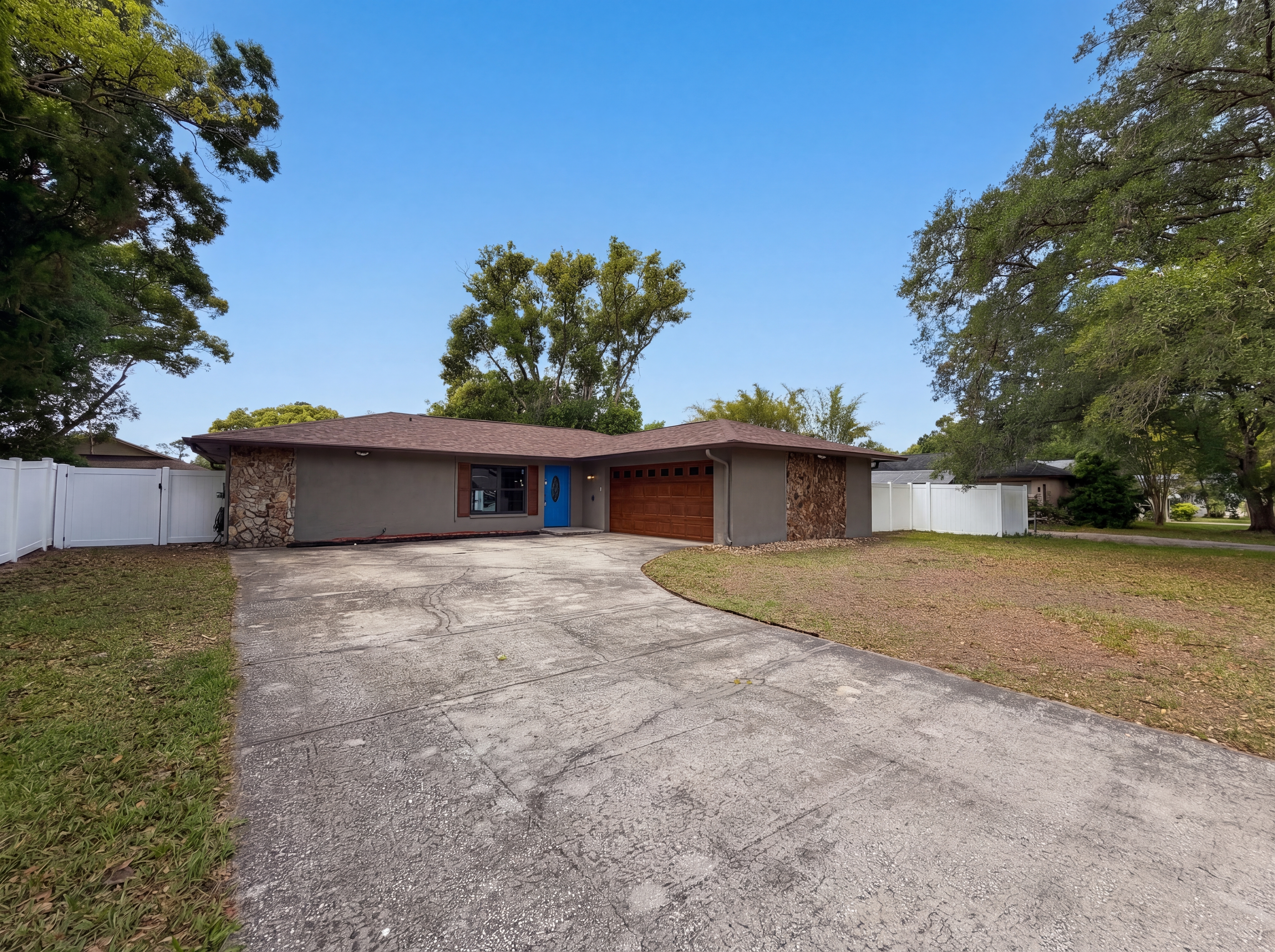 Photo 19 of 23 of 17621 Meadowbridge Dr, Lutz, FL