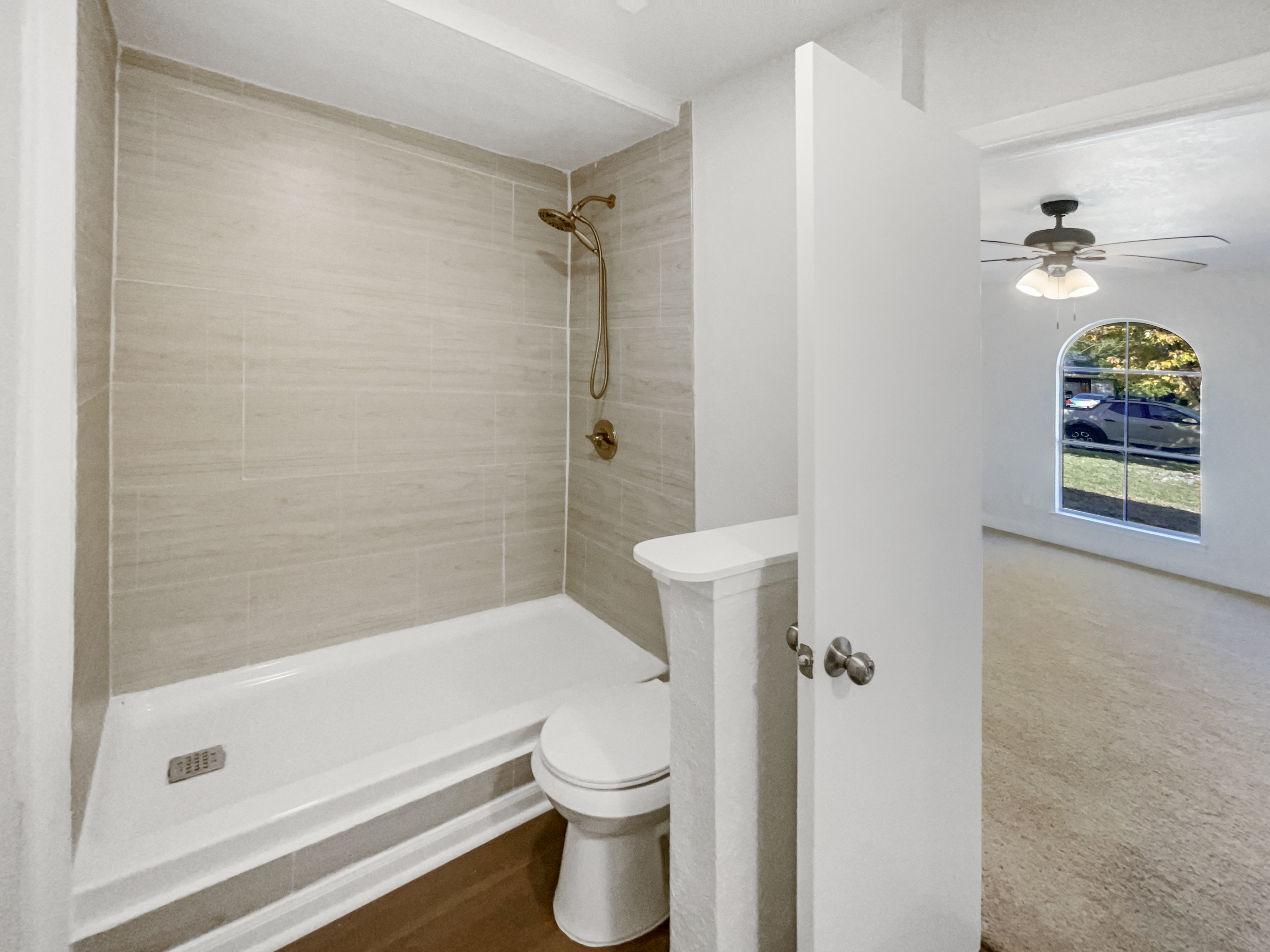 Photo 5 of 25 of 1426 Whiteoak Dr, Garland, TX