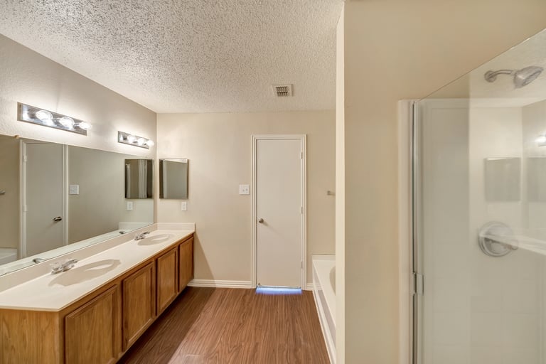 Photo 21 of 33 - 2056 Crosbyton Ln, Grand Prairie, TX 75052