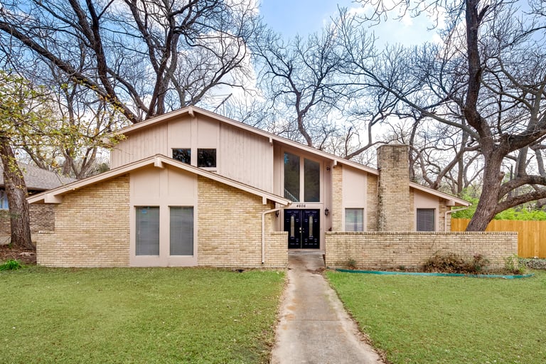 Photo 1 of 32 - 4606 Ashbrook Rd, Dallas, TX 75227