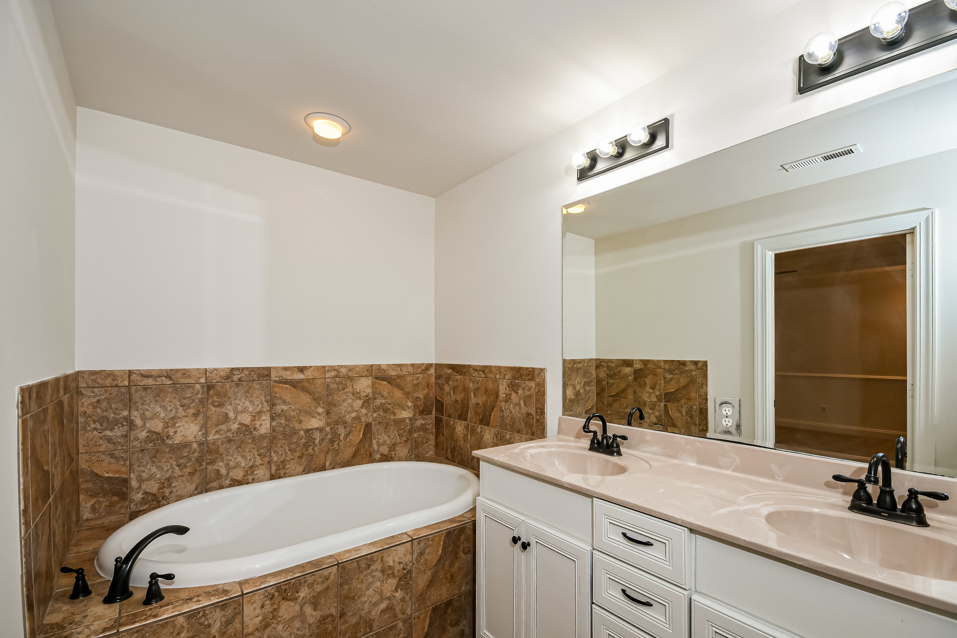 Photo 9 of 22 of 321 Eastover Cir, Summerville, SC