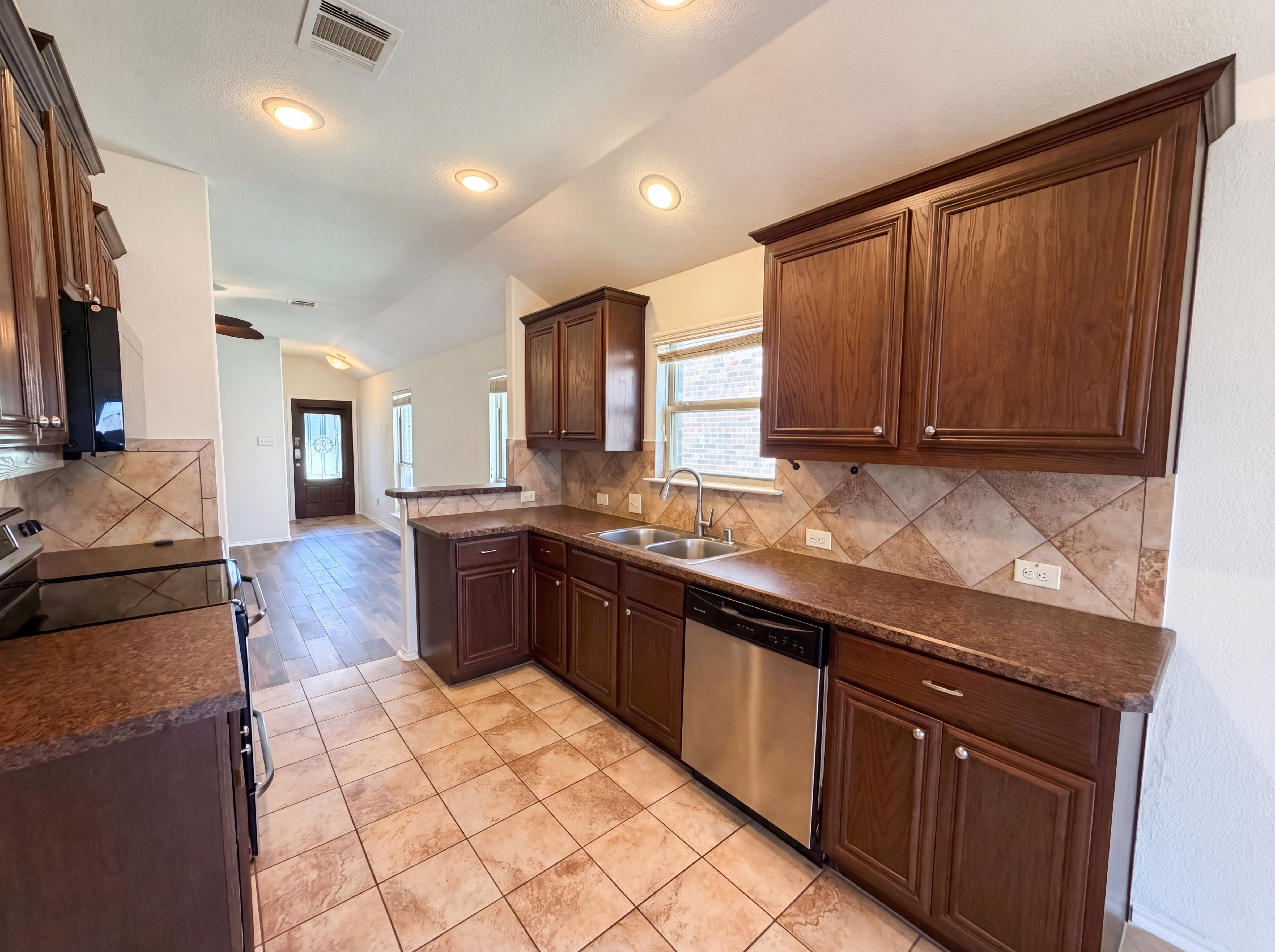 Photo 2 of 16 of 1704 River Oak Ln, Royse City, TX
