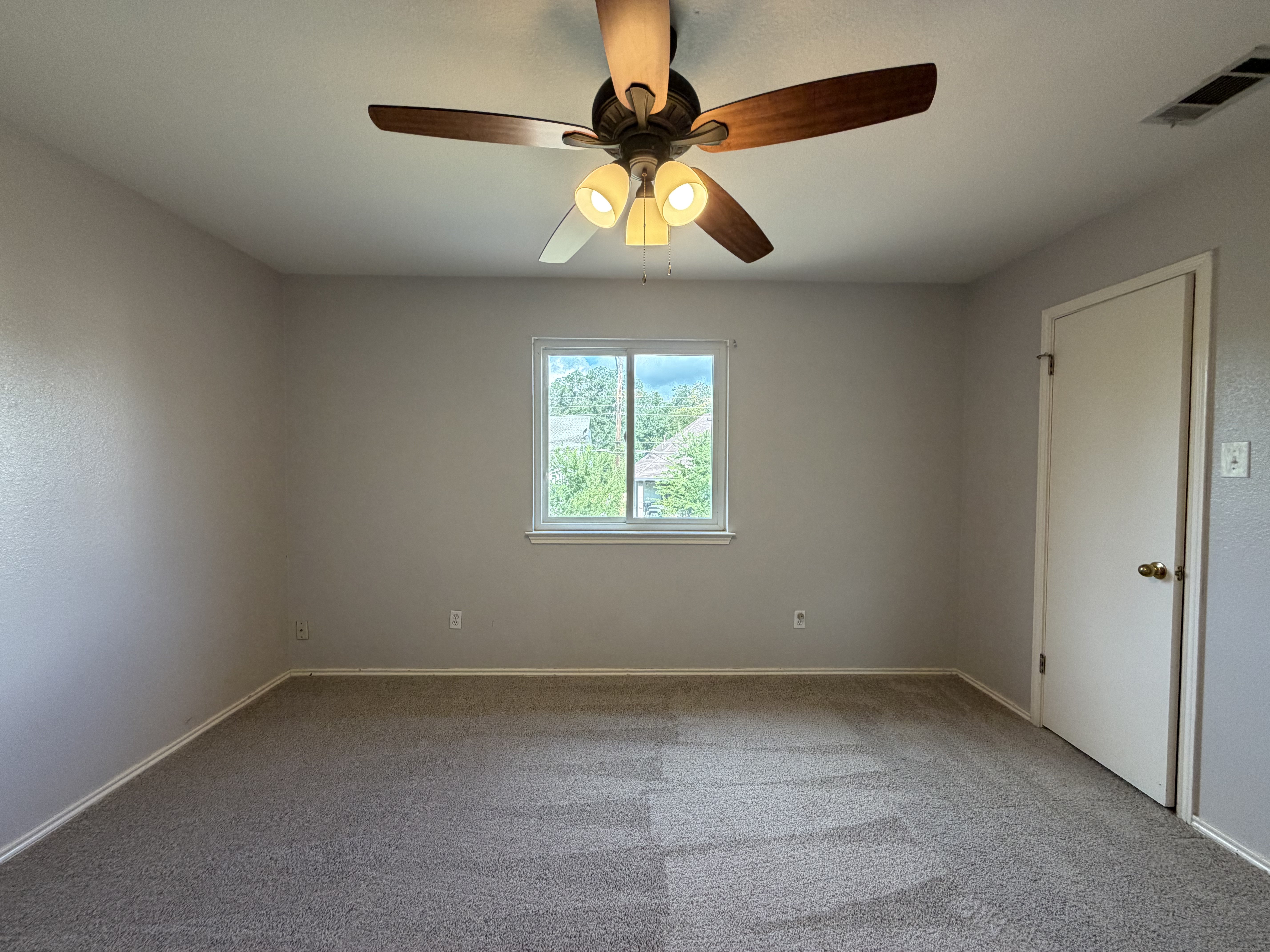 Photo 10 of 16 of 1722 Woods Blvd, Round Rock, TX