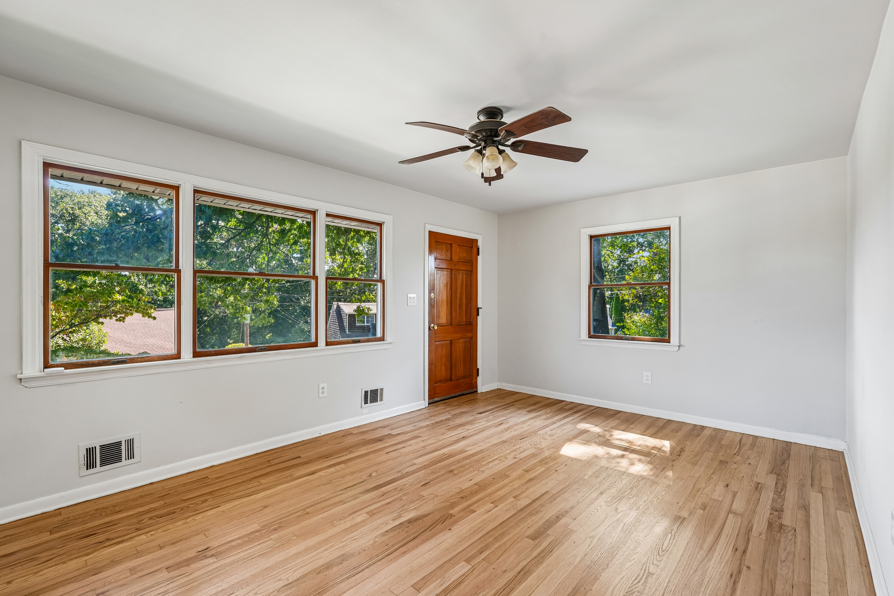 Photo 3 of 30 of 65 Hilltop Ter, Bloomingdale, NJ