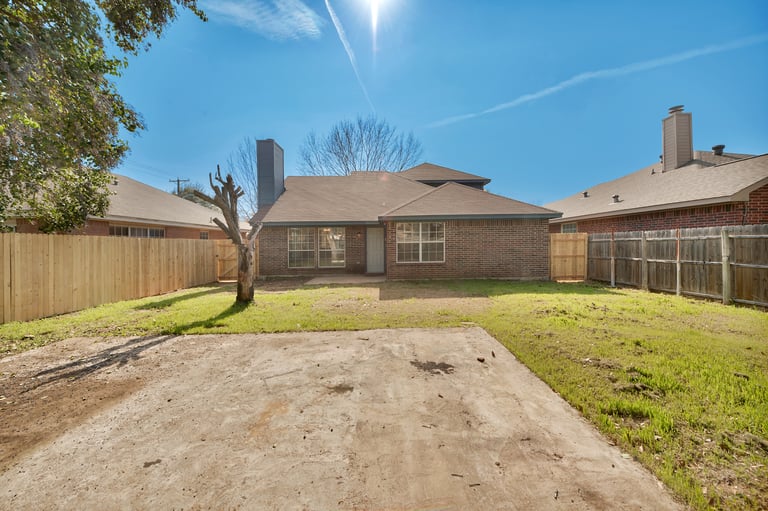 Photo 18 of 18 - 8721 Mystic Trl, Fort Worth, TX 76118