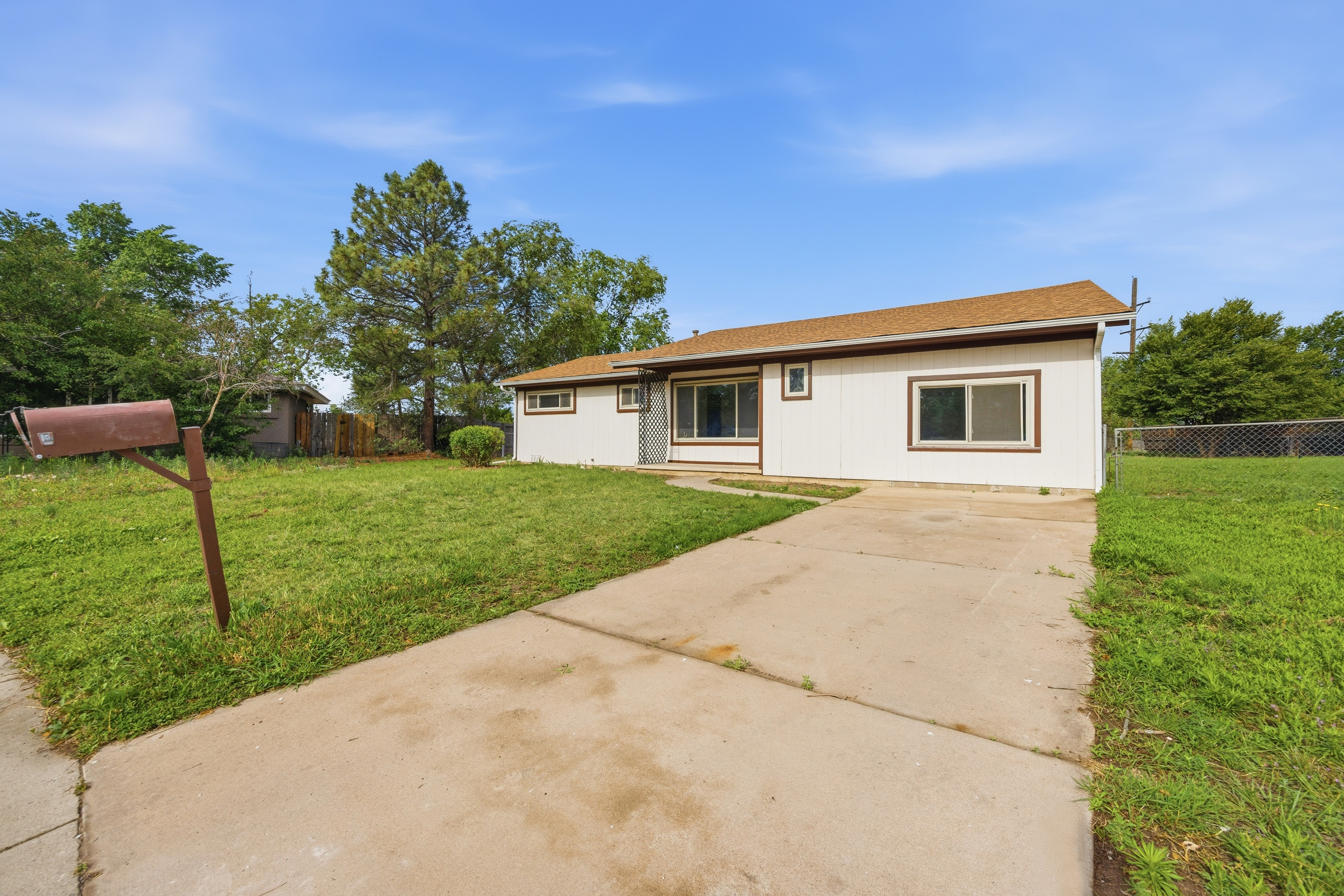 Photo 7 of 37 of 72 Doris Dr, Colorado Springs, CO