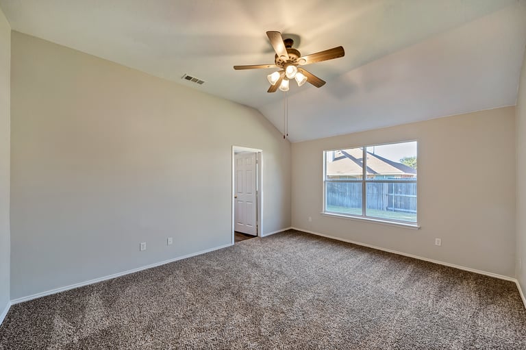 Photo 17 of 28 - 5573 Lawnsberry Dr, Fort Worth, TX 76137
