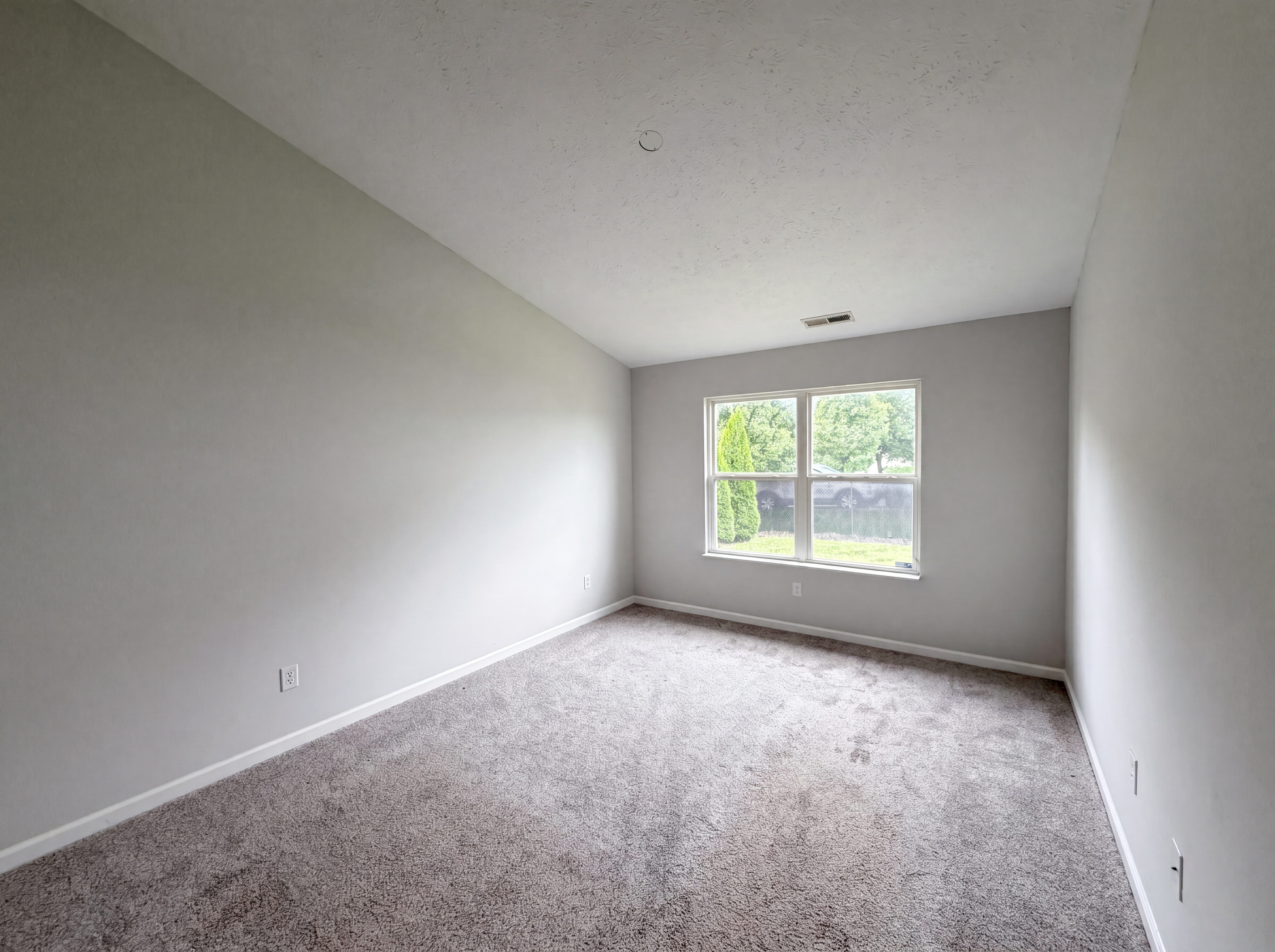 Photo 4 of 17 of 8369 Sotheby Dr, Indianapolis, IN