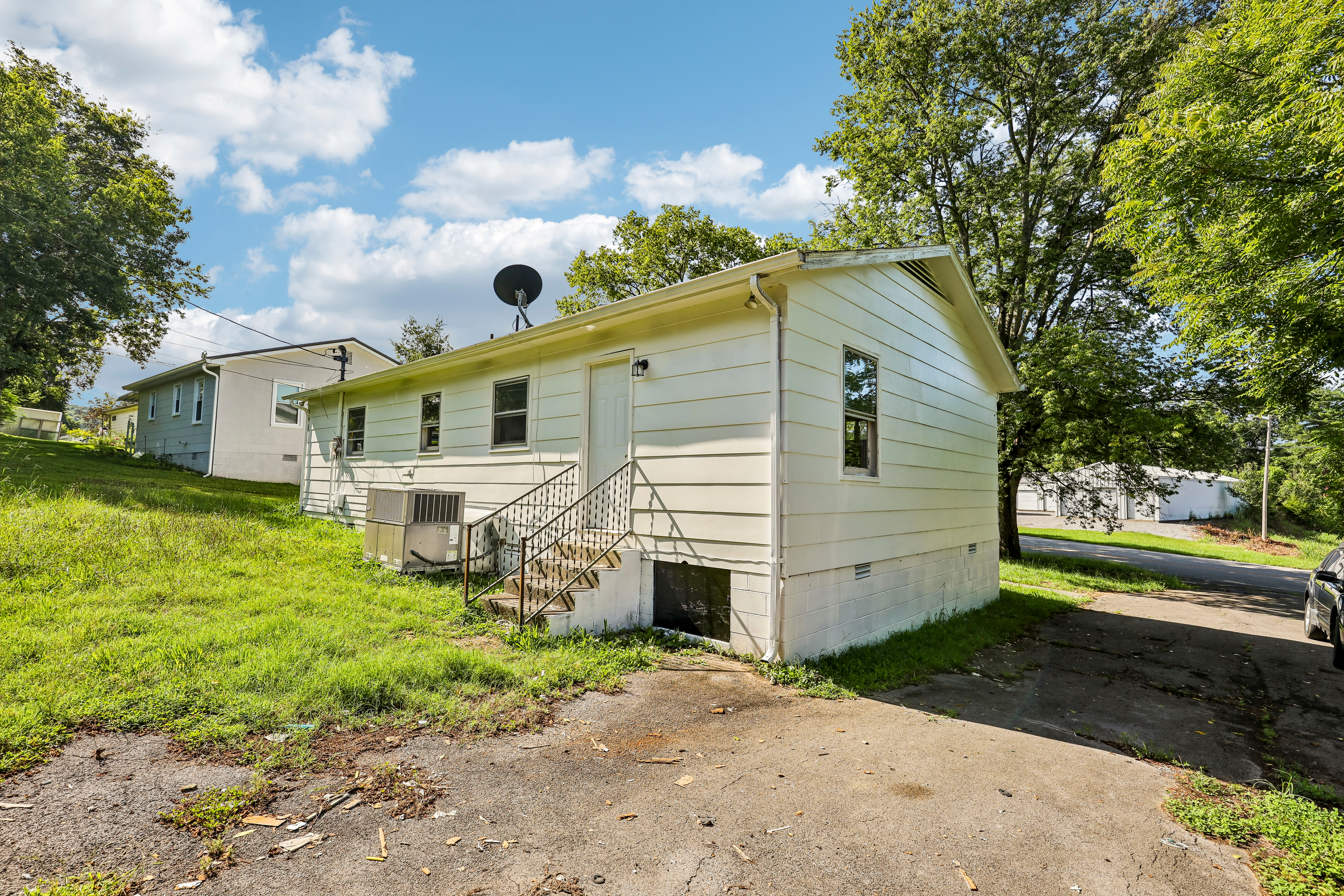 Photo 18 of 23 of 510 W Adams St, Woodbury, TN
