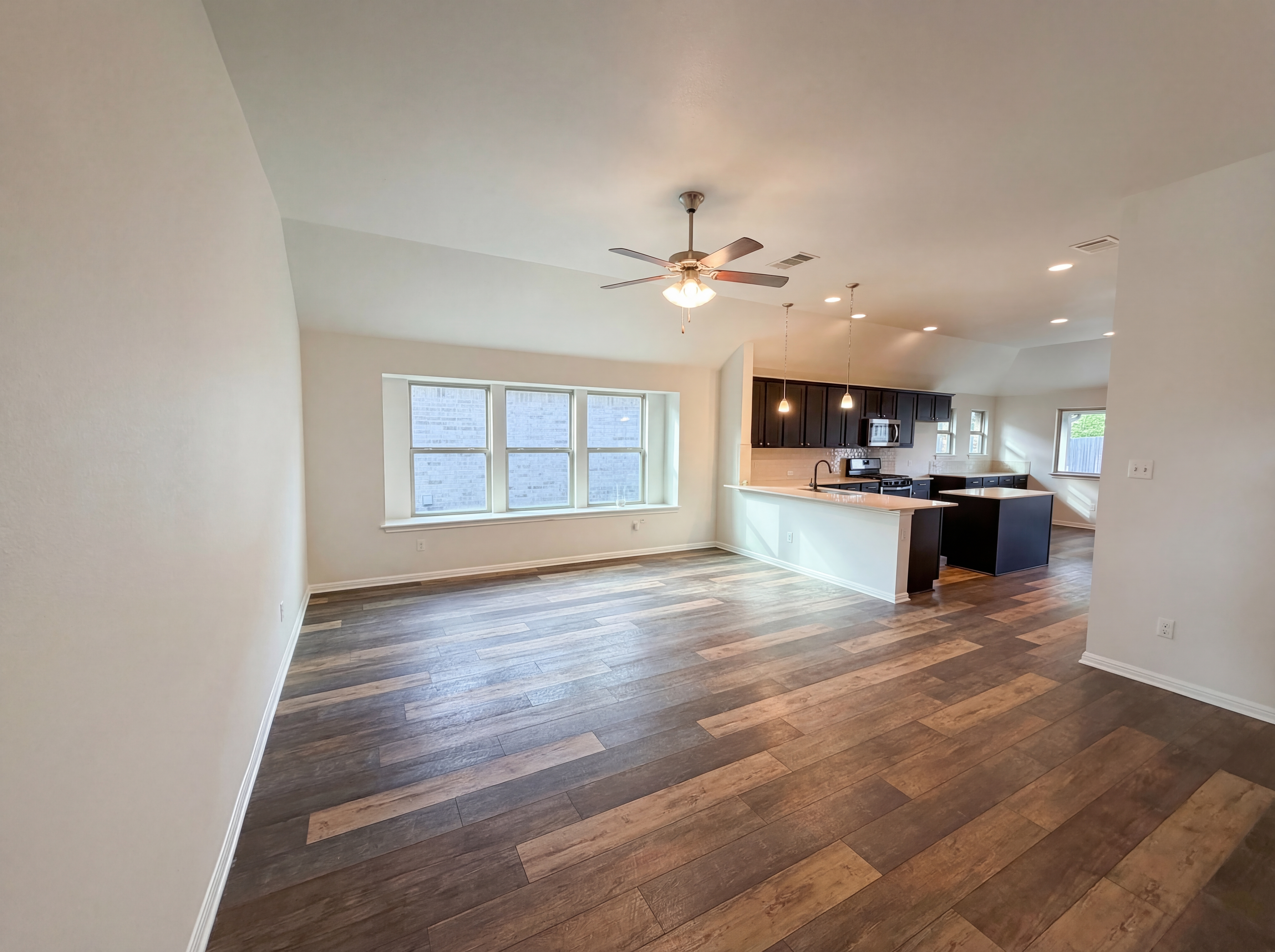 Photo 6 of 19 of 543 Tanda Ln, Hutto, TX