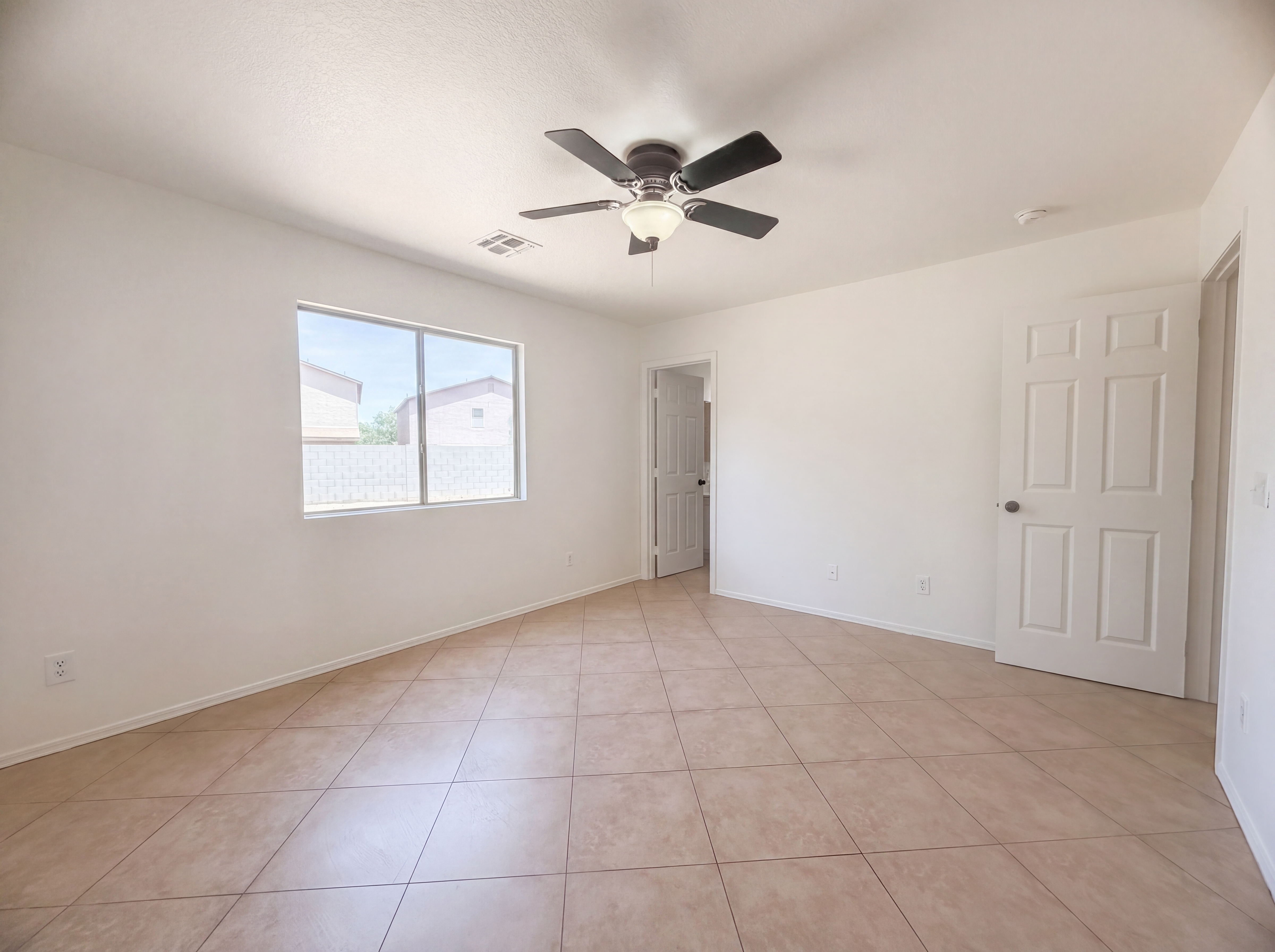 Photo 4 of 17 of 902 E Desert Moon Trl, San Tan Valley, AZ