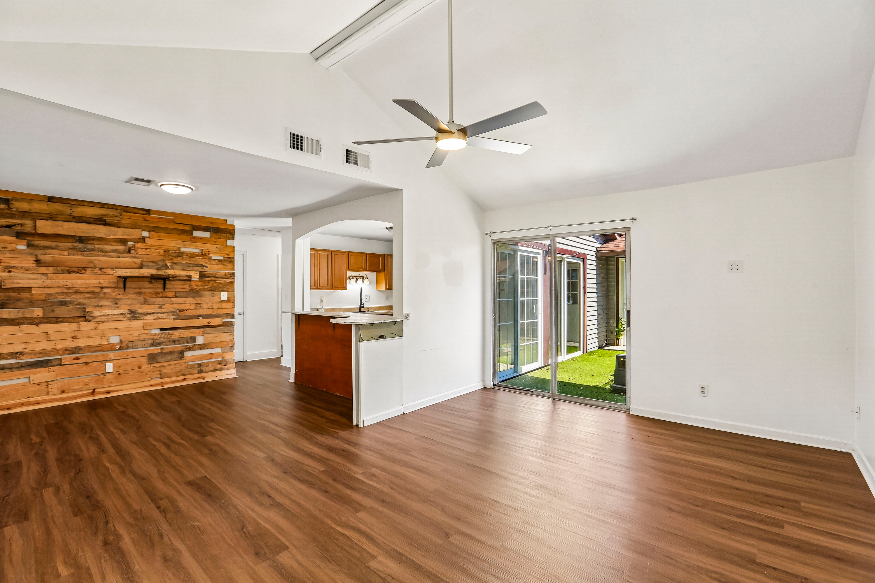 Photo 7 of 16 of 2725 Flintlock Pl, Austell, GA