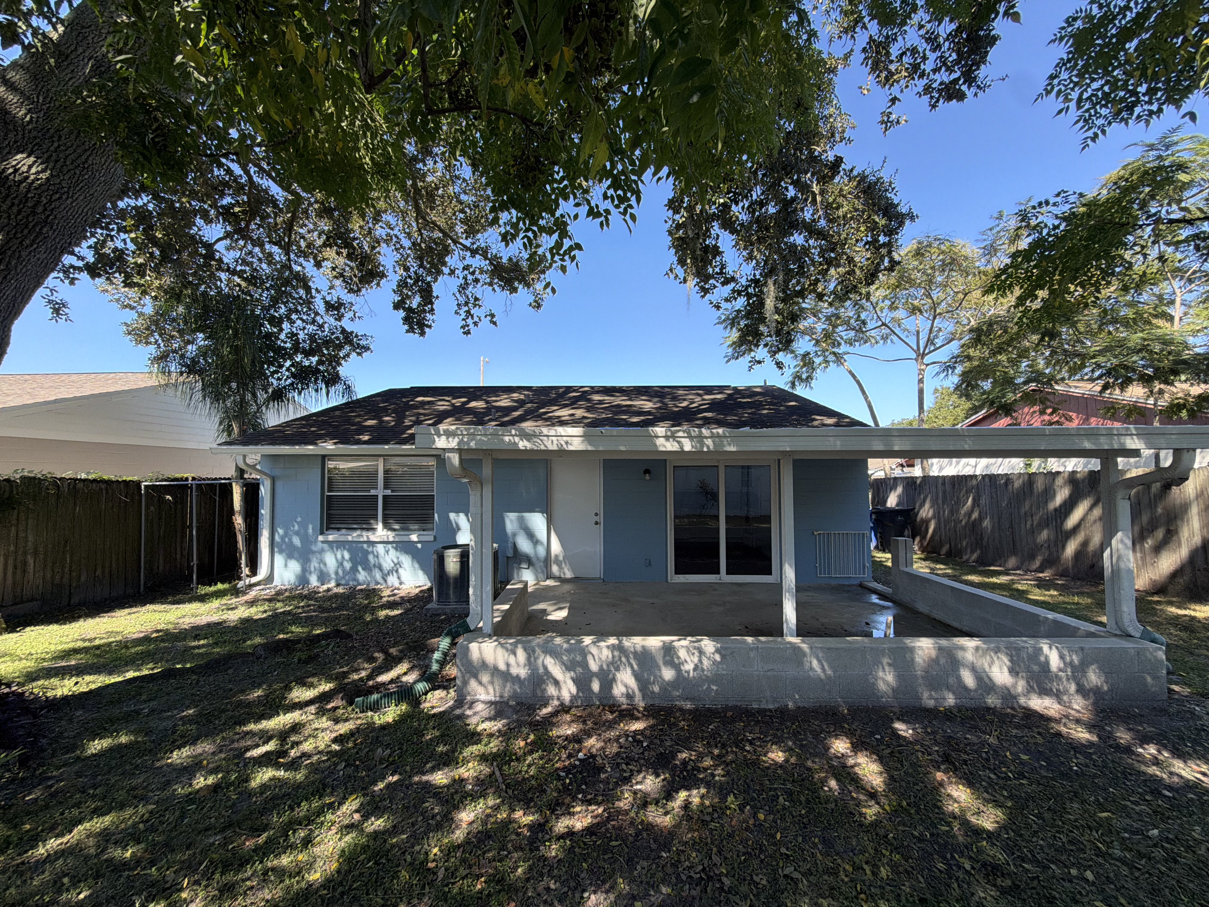 Photo 5 of 17 of 16005 Woodpine Dr, Tampa, FL