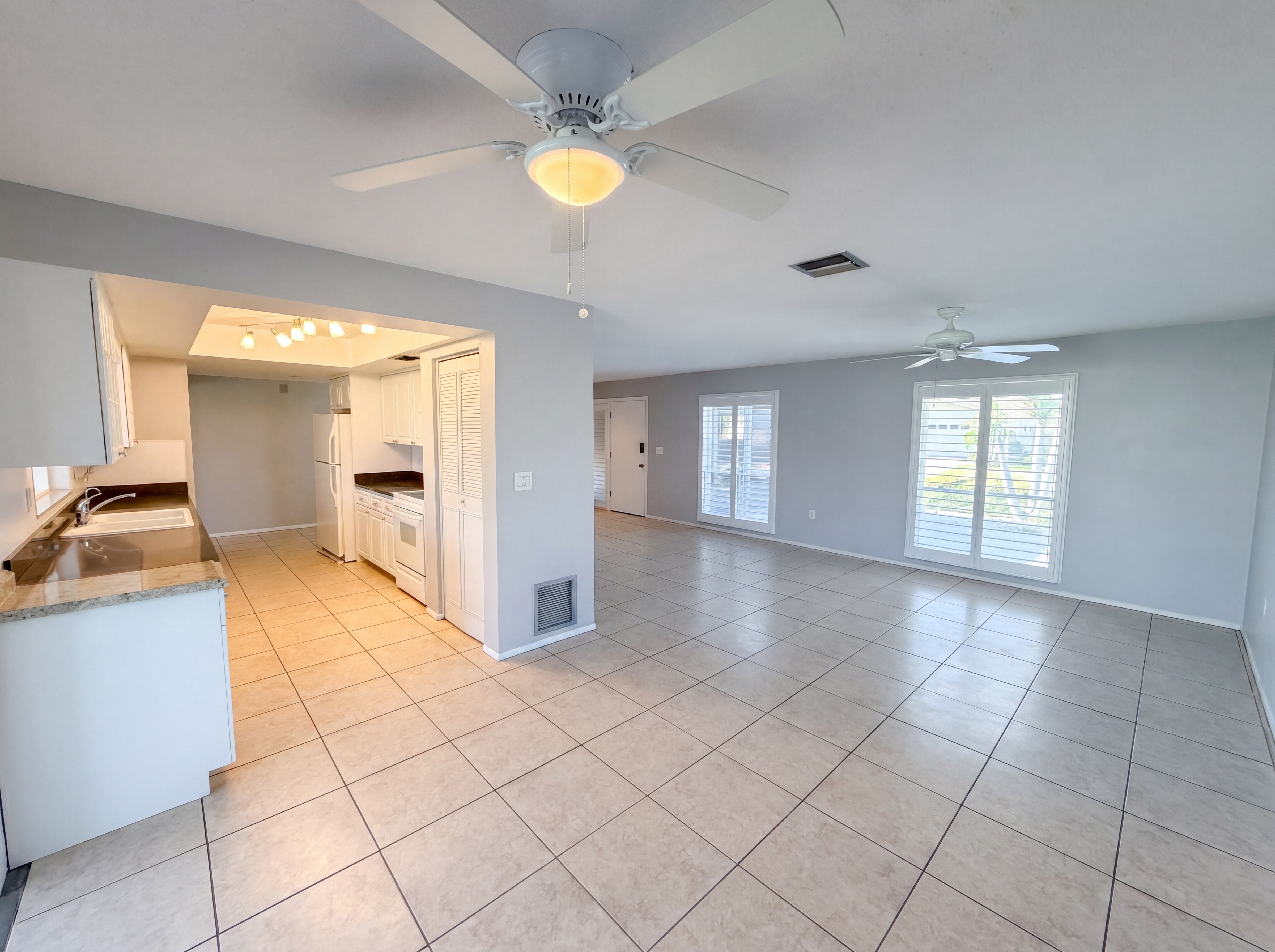 Photo 3 of 29 of 4561 Great Lakes Dr S, Clearwater, FL