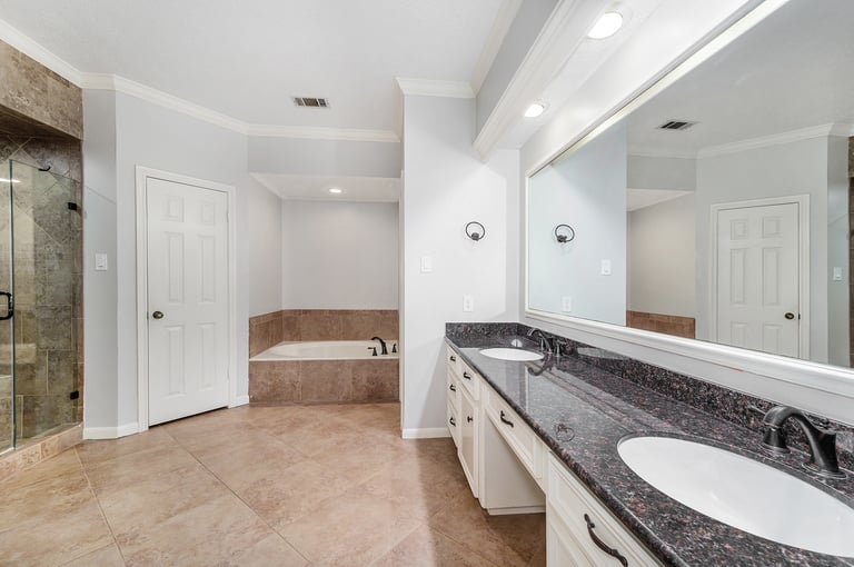 Photo 6 of 17 - 16711 Wimbledon Forest Dr, Spring, TX 77379