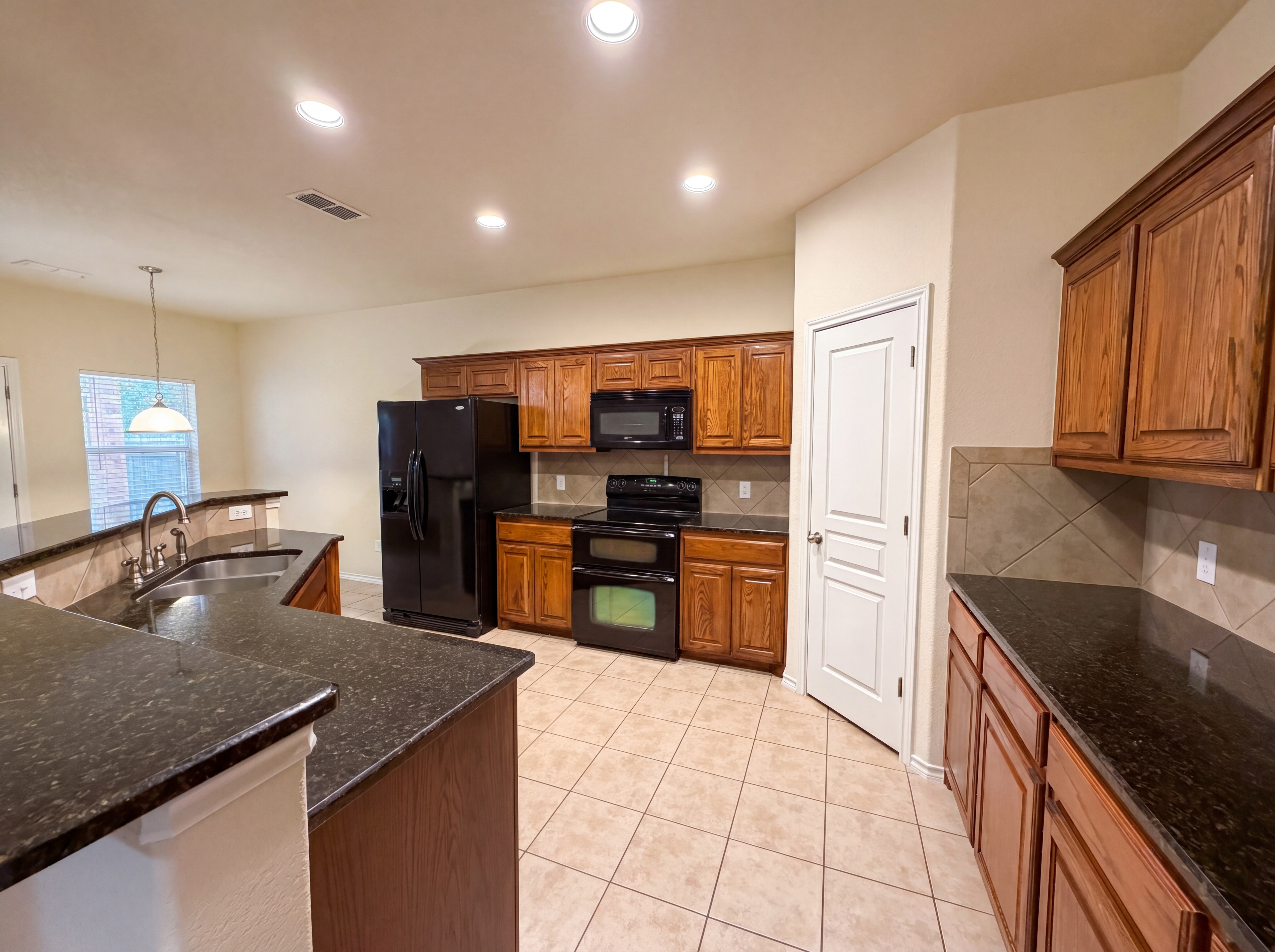 Photo 2 of 20 of 9816 Mullins Crossing Dr, Fort Worth, TX