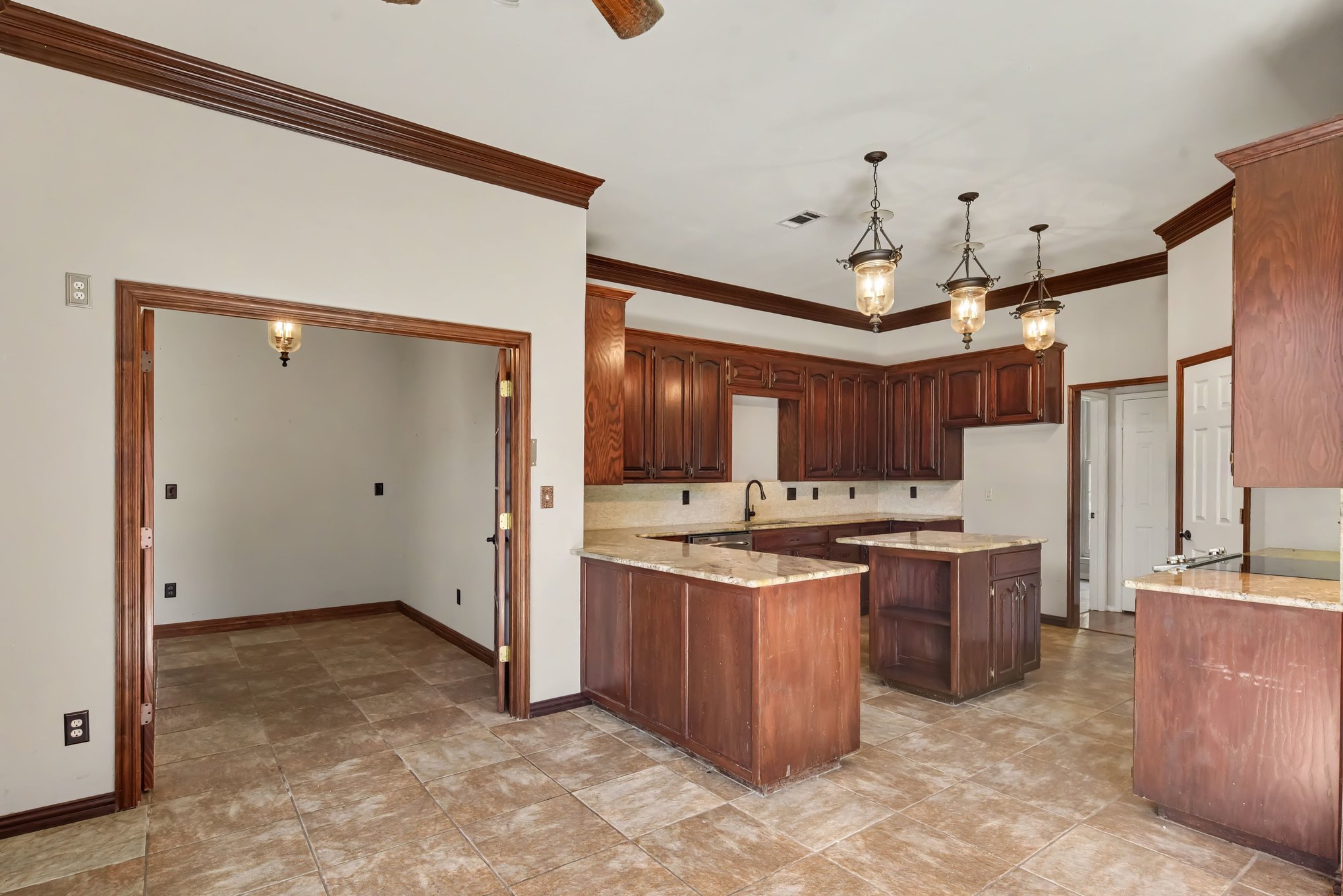 Photo 8 of 28 of 8304 Karen Ln, Terrell, TX
