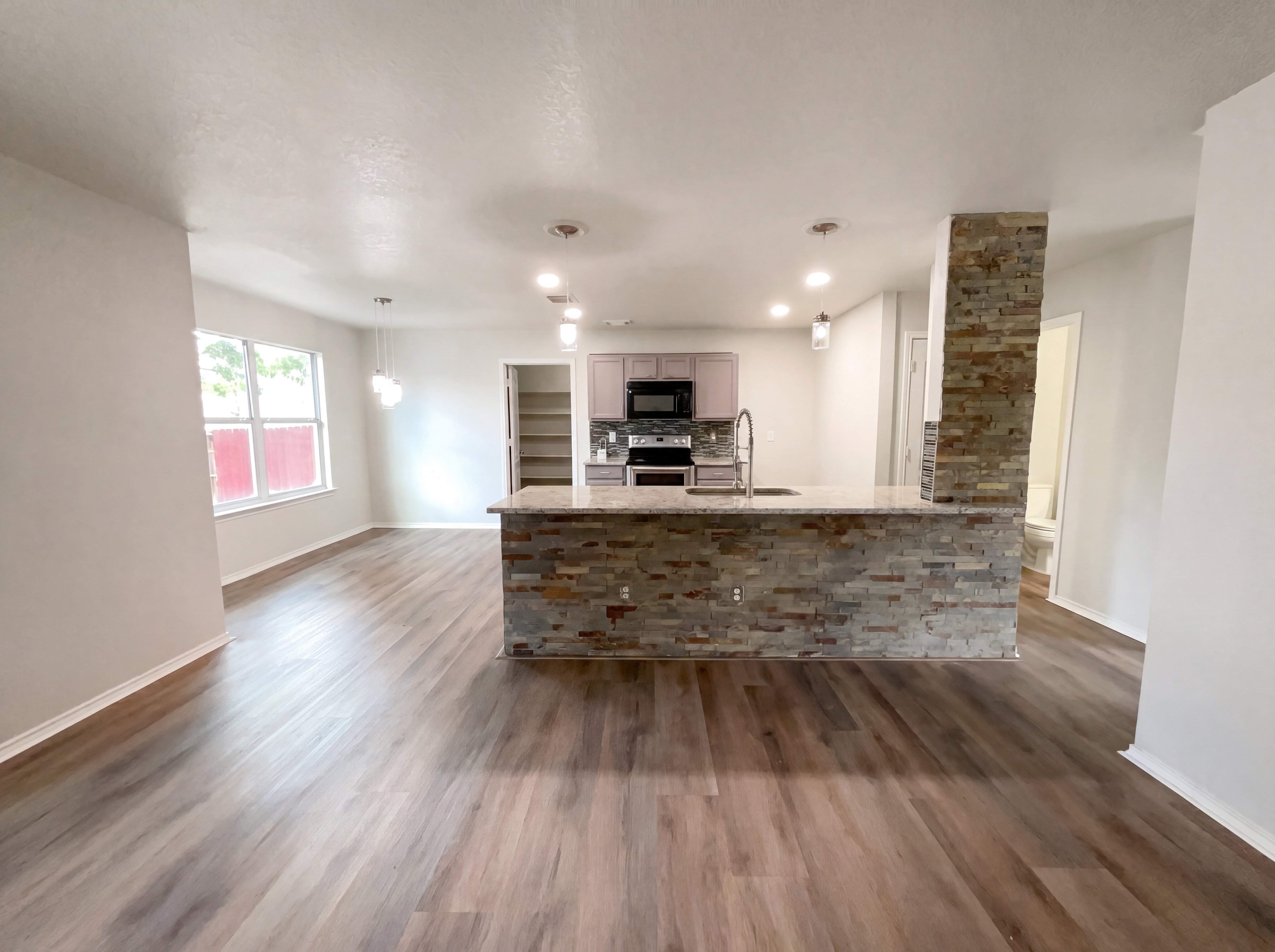 Photo 2 of 21 of 11010 Vollmer Ln, San Antonio, TX