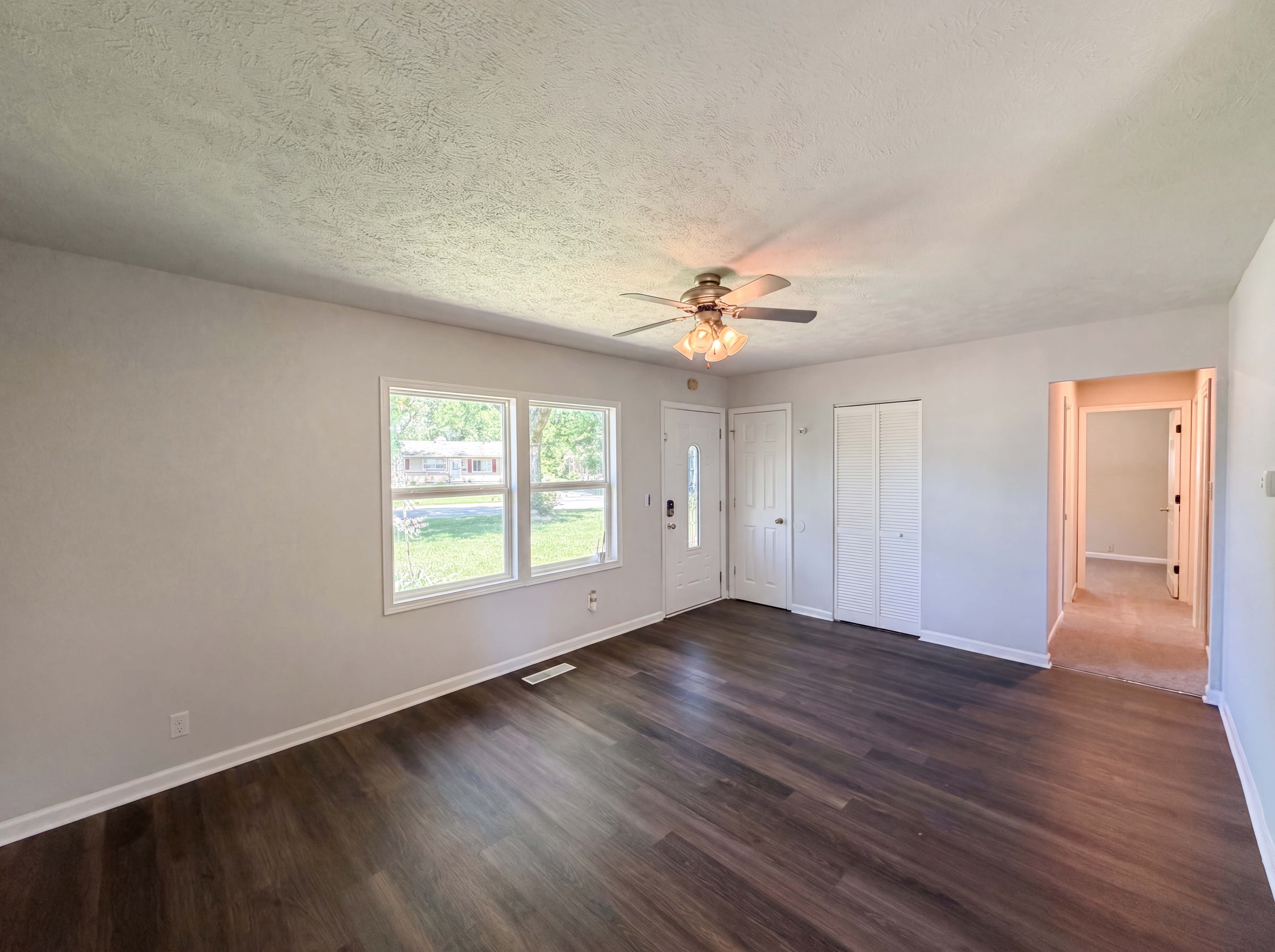 Photo 3 of 15 of 217 Crestwood Dr, Whiteland, IN
